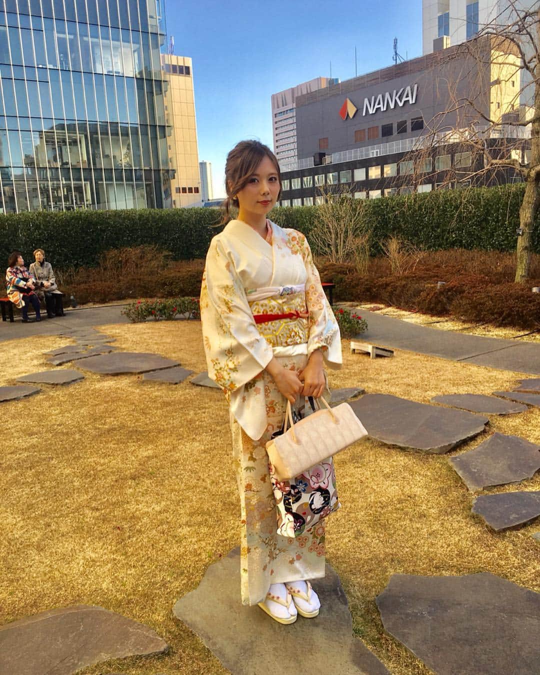 西村季里子のインスタグラム：「・ 歌舞伎を観に行く日、 母と2人で寝坊して（笑） 家を出る1時間前に起きたのに 2人分の着物を着付けた母は 本当にすごいと思った😭👏✨ そしてメイクもヘアセットも20分で終わらせた 自分もすごいと思った🥳🌈🌈🌈 自分でも着物着れるようになりたいな💘 ・ #着物#kimono #kimonostyle #着物コーディネート  #着物ヘア #着付け#ヘアメイク#ヘアセット #寝坊#2人で無言で準備し始めた #我が母を尊敬する#それにしても #この#お見合い写真#どした#NANKAI #歌舞伎#歌舞伎座#東銀座#銀座 #followme #follow #👘」