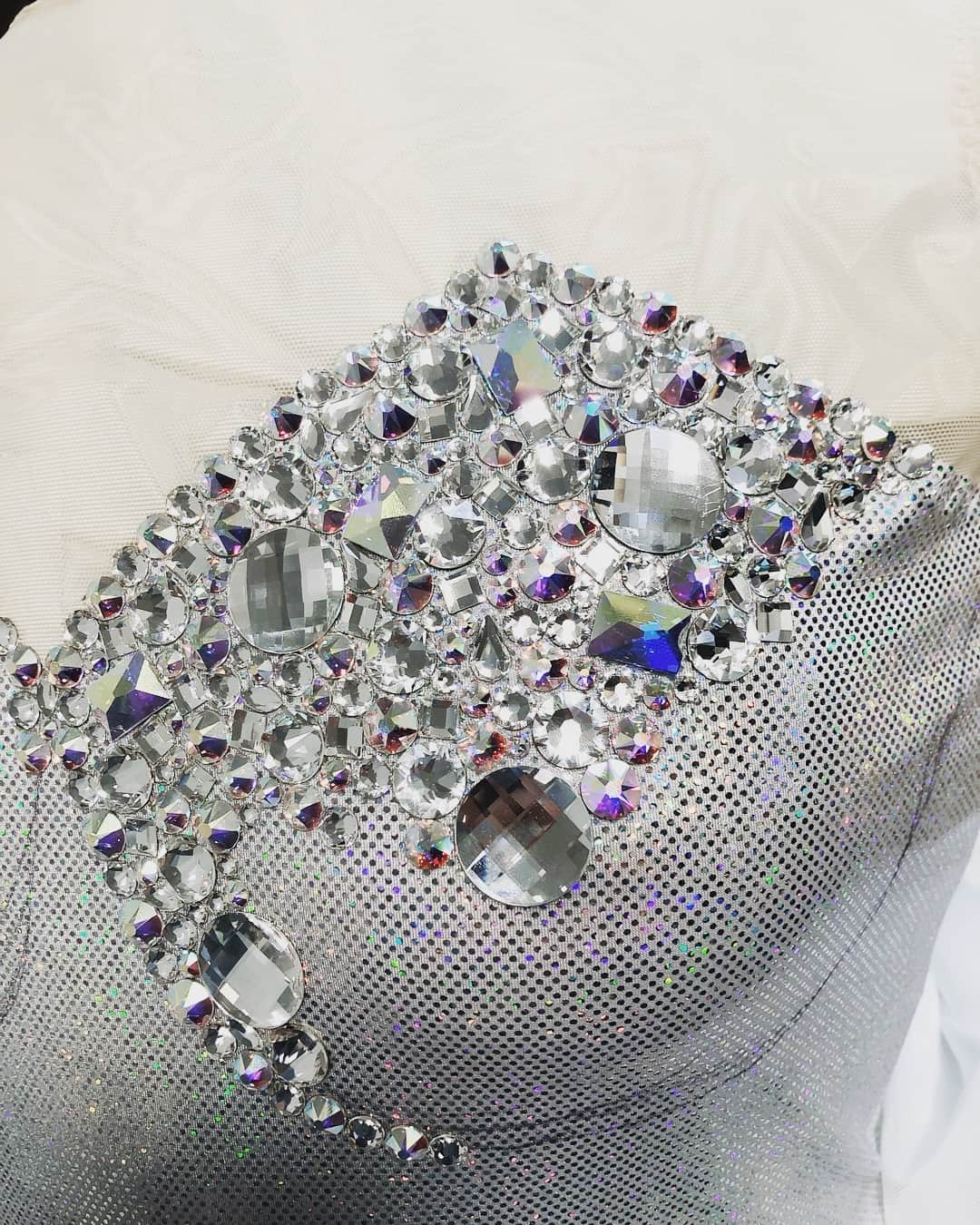 柴田嶺のインスタグラム：「Working on this⛸👗 #swalovski#crystal#costume#figureskate」