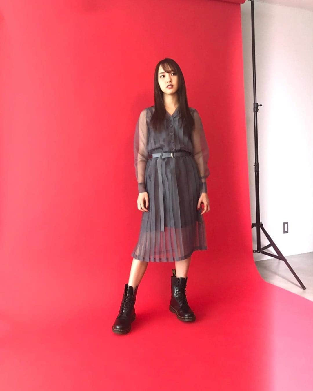 飯窪春菜のインスタグラム：「昨日の取材の様子。 またお知らせしますね！ dress … @cherietokyo  shoes … @drmartens_japan  accessory … @tiffanyandco  #私服  #wear にいつも投稿してます🙋🏻‍♀️ https://wear.jp/iikuboharuna/ #はるなの毎日  #飯窪ってる」