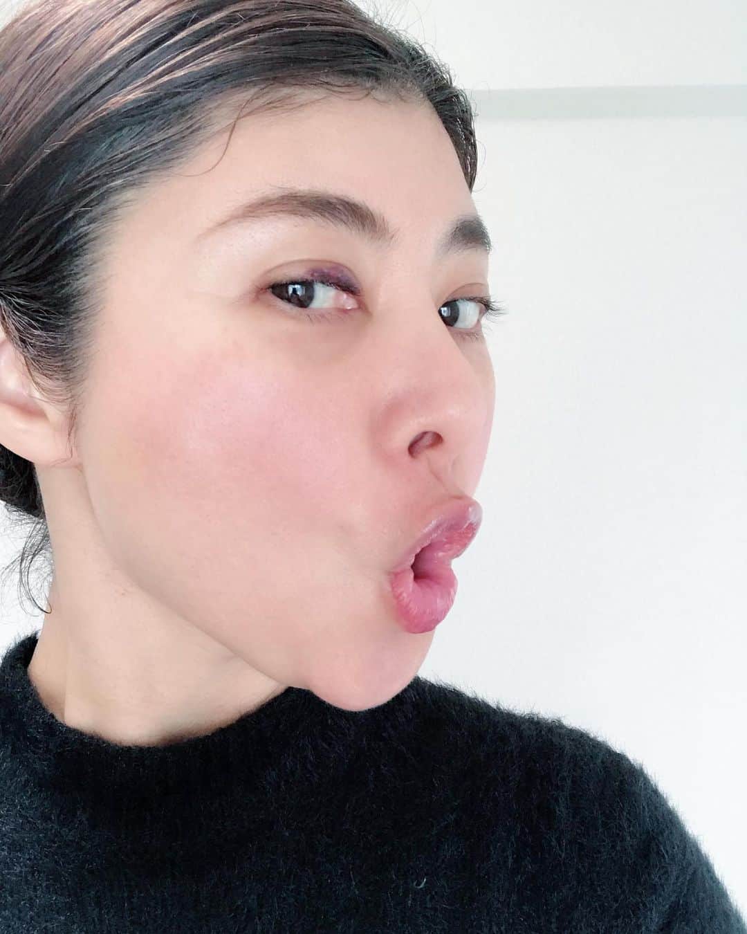 間々田佳子のインスタグラム：「先生が顔ヨガをすると 表情筋を使ってる感じがする！✨ と生徒さんからお褒めいただきました。😆 一応私…9年顔を動かしていますから。  昔はみなさんと同じように顔が動きませんでしたし、 皮膚も弾力なくシワシワしていました。  それが今では顔に弾力を感じます❣️ 一緒に顔ヨガ習慣はじめましょう！💪 #間々田佳子 #継続は筋力なり #顔ヨガ #自分磨き」