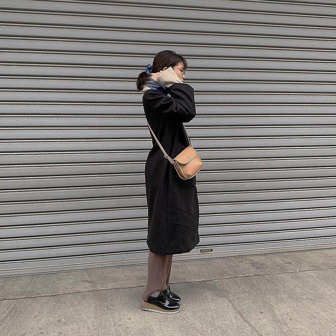 前田亜美さんのインスタグラム写真 - (前田亜美Instagram)「. . 寒すぎるね。雪積もるって言われてるけど今のところはそこまで降ってないね。でも寒すぎるよ( ˙-˙　). . . ガチ眼鏡でお外出た。. . 最近はブラウン系の服ばっかりだからたまには黒も。. .  @17kg_official の黒コート。. . . #私服 #ami私服 #寒いよ #着込みまくり #韓国コーデ #プチプラコーデ」2月9日 15時21分 - ami___maeda0601