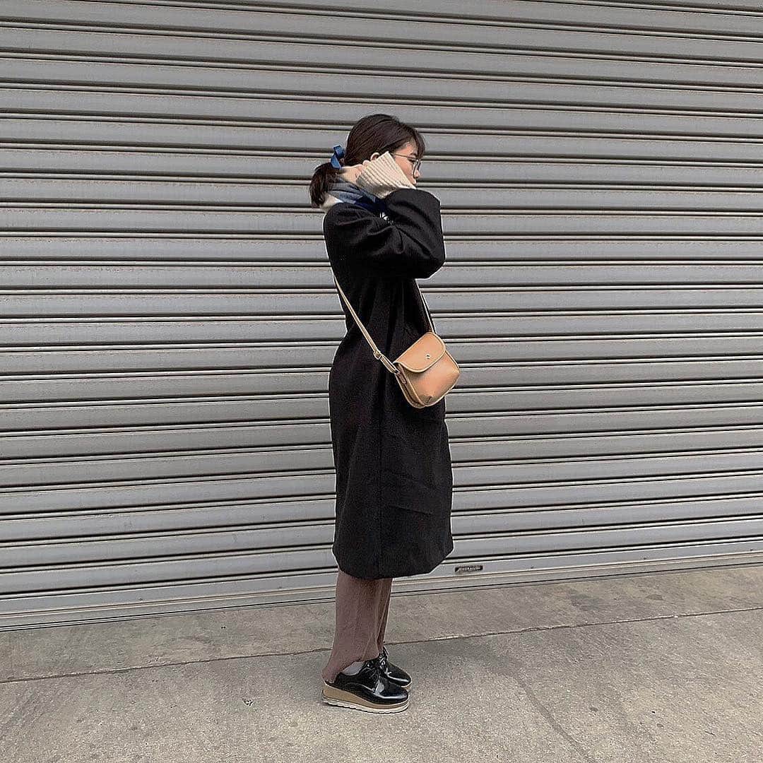 前田亜美のインスタグラム：「. . 寒すぎるね。雪積もるって言われてるけど今のところはそこまで降ってないね。でも寒すぎるよ( ˙-˙　). . . ガチ眼鏡でお外出た。. . 最近はブラウン系の服ばっかりだからたまには黒も。. .  @17kg_official の黒コート。. . . #私服 #ami私服 #寒いよ #着込みまくり #韓国コーデ #プチプラコーデ」