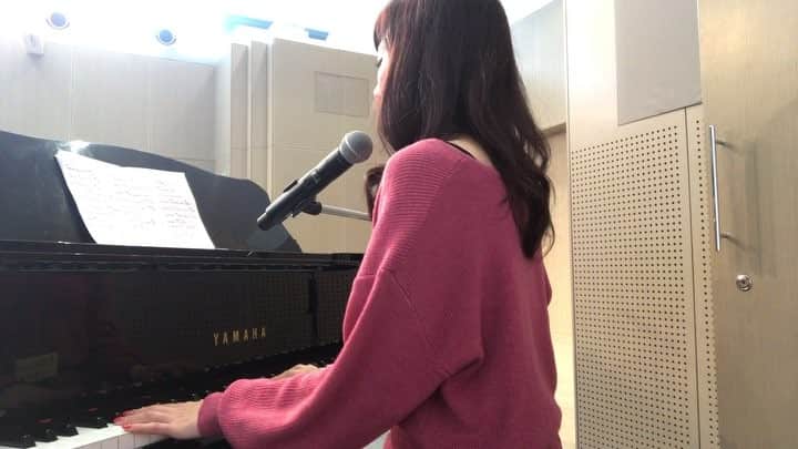 のインスタグラム：「‪高校の音楽の授業に参加してきました🎵‬ ‪空き時間に練習🎹✨‬ ‪#キンコンカンコン #チャイム待ち #福田朱子 #myway #AKANE #弾き語り #音楽室‬ #母校」