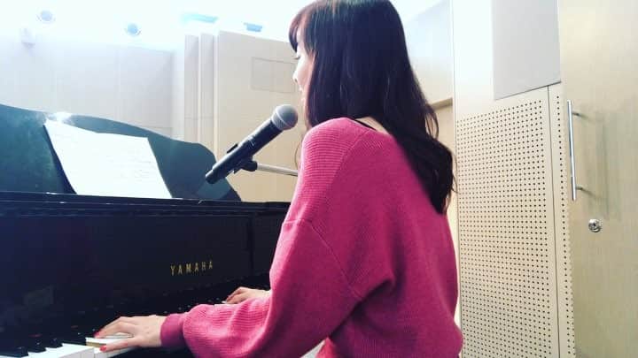のインスタグラム：「‪高校の音楽の授業に参加してきました♪̊̈♪̆̈その②❤️ #福田朱子 #myway #AKANE #弾き語り #音楽室‬ #練習 #この曲知ってる？」