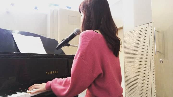 のインスタグラム：「‪高校の音楽の授業に参加してきました🎵‬その③🎀 ‪空き時間に練習🎹✨‬ 🔸 2月20日@渋谷TAKE OFF7🔸 pirisound presents ニューカマー＆ガールズライブ🎵19:00〜 ‪ https://www.secure-cloud.jp/sf/1413791892xQtcSsKq  来てね‼️ ‬ ‪#福田朱子 #myway #AKANE #弾き語り #音楽室‬」
