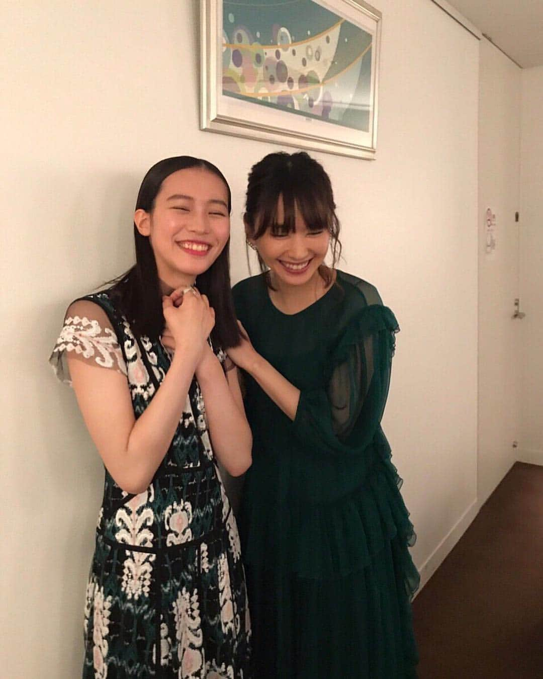 新垣結衣（ファンアカウント）さんのインスタグラム写真 - (新垣結衣（ファンアカウント）Instagram)「. 第61回 ブルーリボン賞新人賞 南沙良🎊✨ 表彰式の司会は先輩 新垣結衣 でした💕  初2ショットです📸  #新垣結衣 #ガッキー #aragakiyui」2月10日 2時16分 - aragakiyui_fanspage