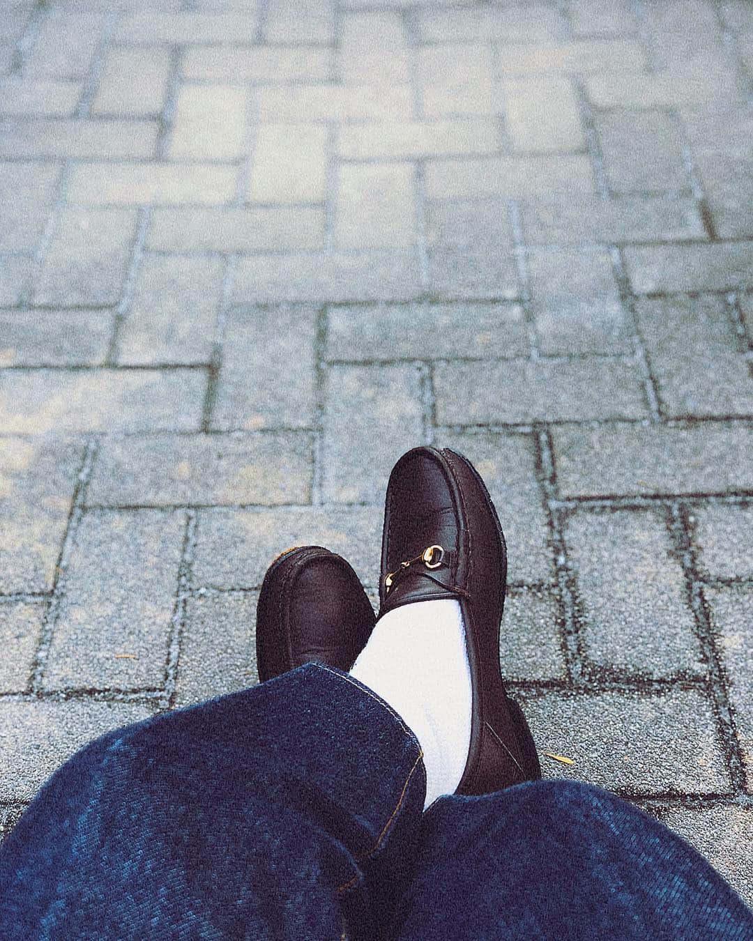 宮澤エマさんのインスタグラム写真 - (宮澤エマInstagram)「🚶‍♂️ One step at a time.  歩くのが好きです。だからフラッツ。 ヒールは時と場所で。  #loafers #bluejeans #shinzone  #tokyo #どこまで #どこでも」2月9日 19時27分 - emmamiyazawa