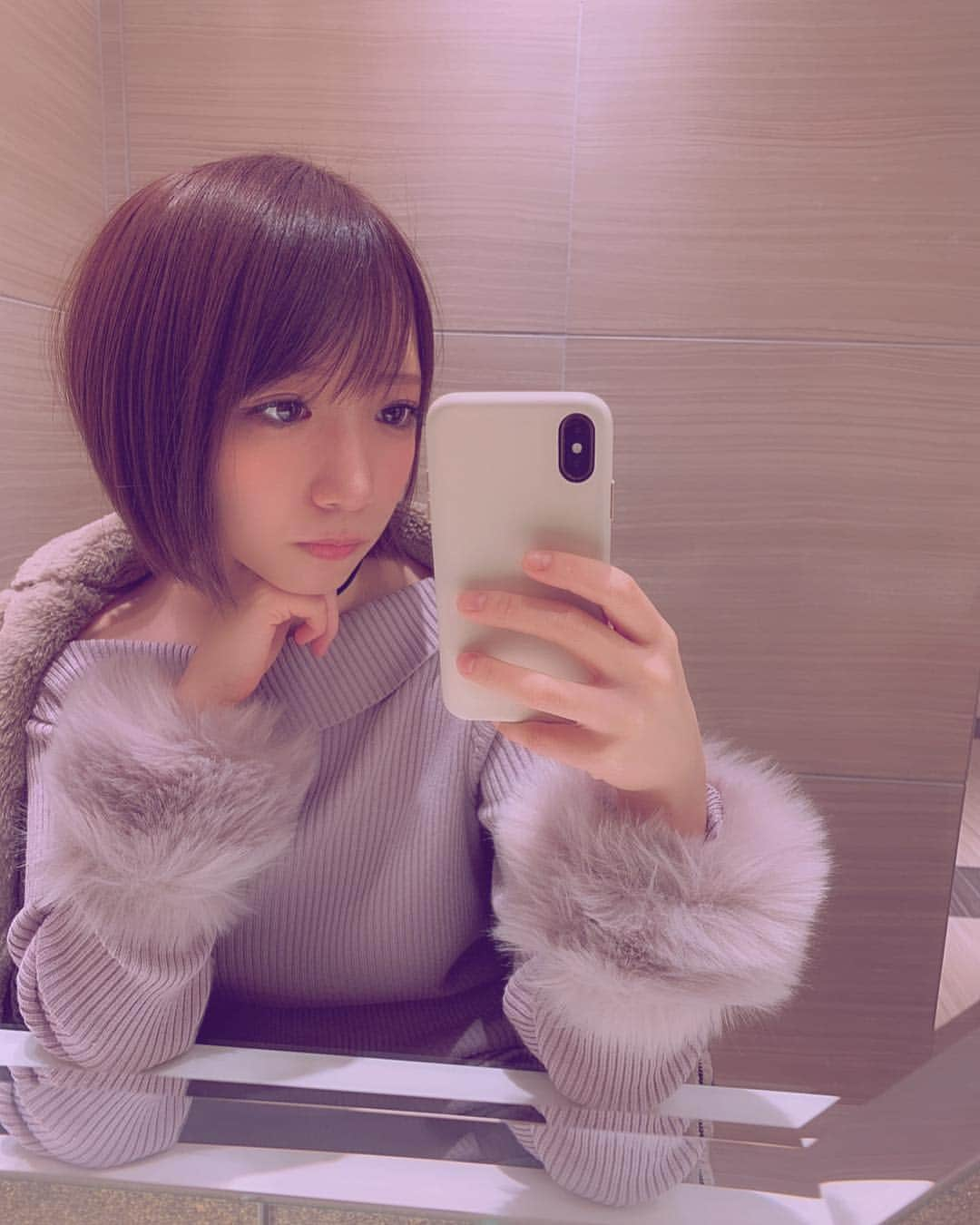 清水あいりさんのインスタグラム写真 - (清水あいりInstagram)「最近多かった質問にお答えします🙈💕 このお洋服どこのですか？ ってメッセージがたくさんきてたので… ・薄い紫のワンピースは #RESEXXY の「袖ファーリブワンショルニットワンピース」です👗💕 ・黄色と黒のチェックのワンピースは #BARAK の「ダブルジャガードチェックワンピース」です👗💕 …あと髪が少し短くなったんだけど気付いたかな？💇‍♀️」2月9日 19時59分 - shimizuairi