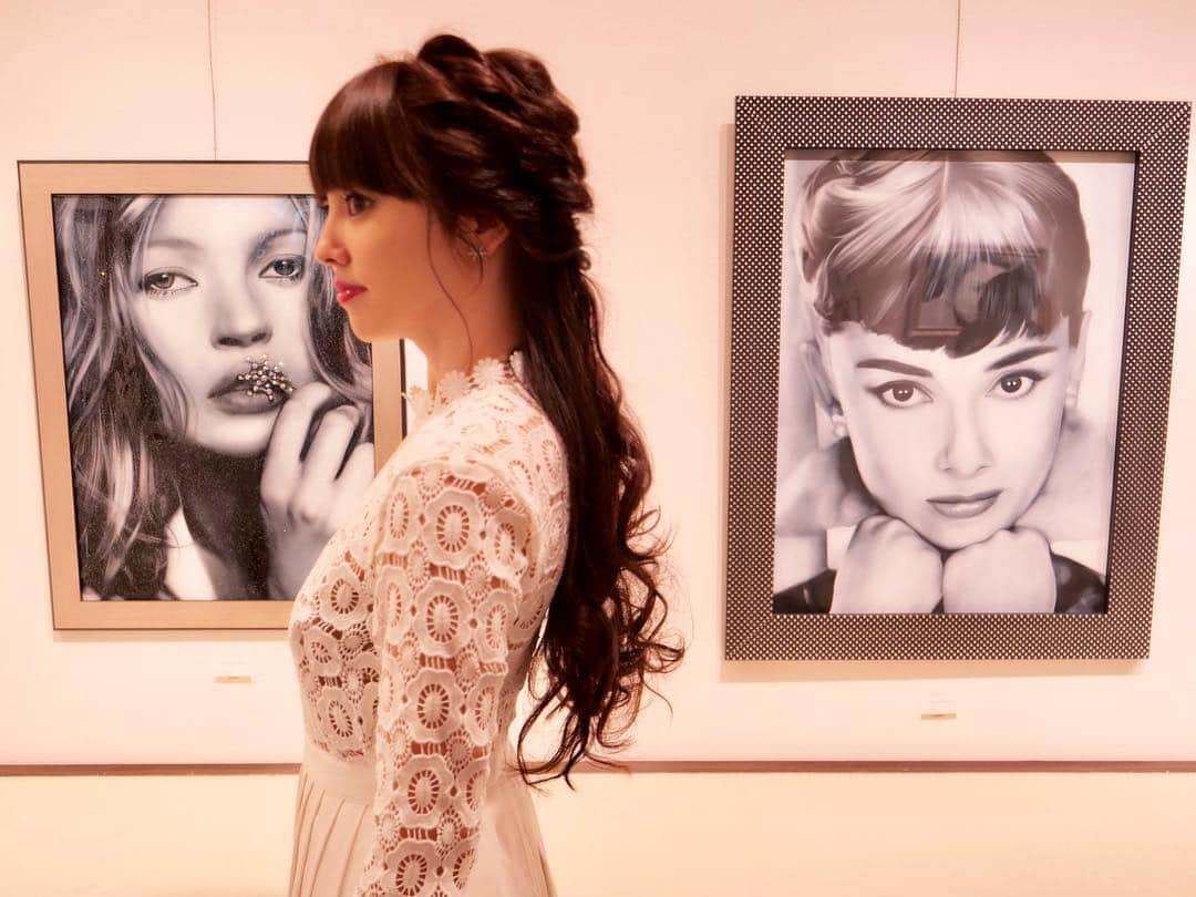 松下萌子さんのインスタグラム写真 - (松下萌子Instagram)「大阪阪神美術画廊 4日目 個展中  １２日まで。 #moecochalkart #drawing  #art  #japan  #japanese #moeco #チョークアート #チョーク #アート #tokyo #picture  #絵 #artist #japaneseartist #松下萌子 #阪神百貨店 #阪神美術画廊 #チョークアート女優シリーズ」2月9日 20時23分 - moecochalkartonly