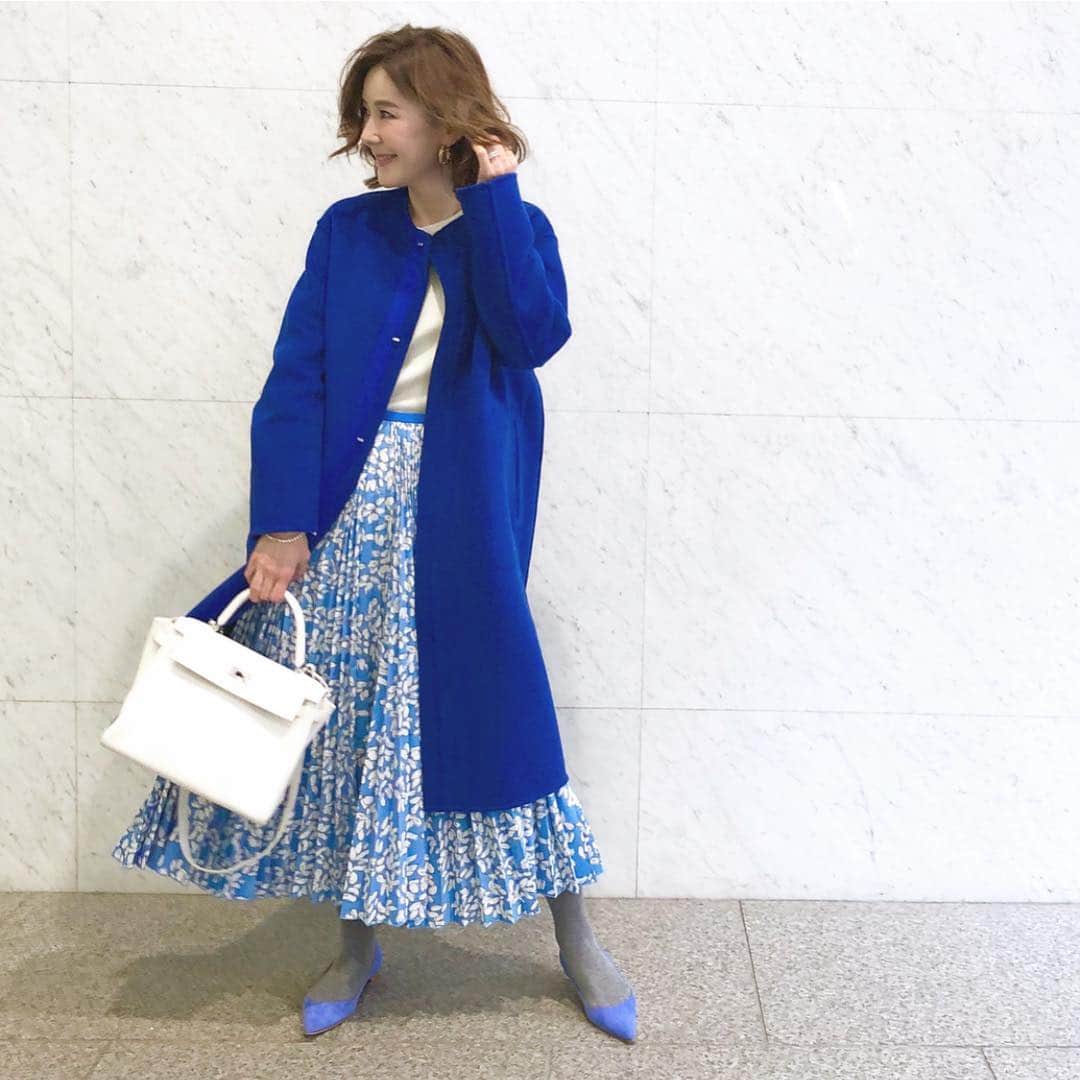 のインスタグラム：「blue×white×gray💙💠❄️ * 好きな組み合わせです😊💠💠 * coat,skirt…#drawer knit…#obli shoes…#manoloblahnik  bag…#hermes * #outfitoftheday#fashion#outfit#instafashion#ootd#cordinate#style#ファッション#コーディネート#コーデ#ママコーデ#blue#white」
