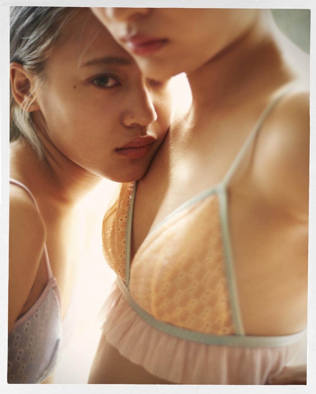 花盛友里さんのインスタグラム写真 - (花盛友里Instagram)「［アップし直し、コメントくださった方すみませぬ！］ コラボ下着ついについに完成したよー！ 何千枚もある記事の中から選ぶところからスタート。 部屋に散らばりまくった生地のサンプルを見て、友達に「なぁ、何屋さんなん？」 って言われたよねー！ ねぇ、わたし何屋さんなんやっけ、、って思いながらもやりたいことはやりたーい！ こだわりまくって作った全3種類の下着たち。  この写真は ●プリーツフリルブラレットブラセット 9,800-  プリーツと透けたお尻が可愛いの♡  半年ぶりにブログも書いたのでぜひとも読んでみてくださいませませ！  ストーリーからのスワイプでも読めるしプロフィールからも飛べる、よ！  発売は4月18日なんだけど、3/6から2週間、新宿伊勢丹2階の解放区にて受注会もするよー！ 直接触れて試着もしてもらえるので東京にいる人はぜひとも、ぜひ、と、も！！ Looooots of love to @bisous_mona44 @aya.kitai @ravi.me @mitsuki__shiina @ravijour_official @souman_natsuko @akane_koizumi_ . #花盛コラボ下着」2月9日 20時57分 - yurihanamori