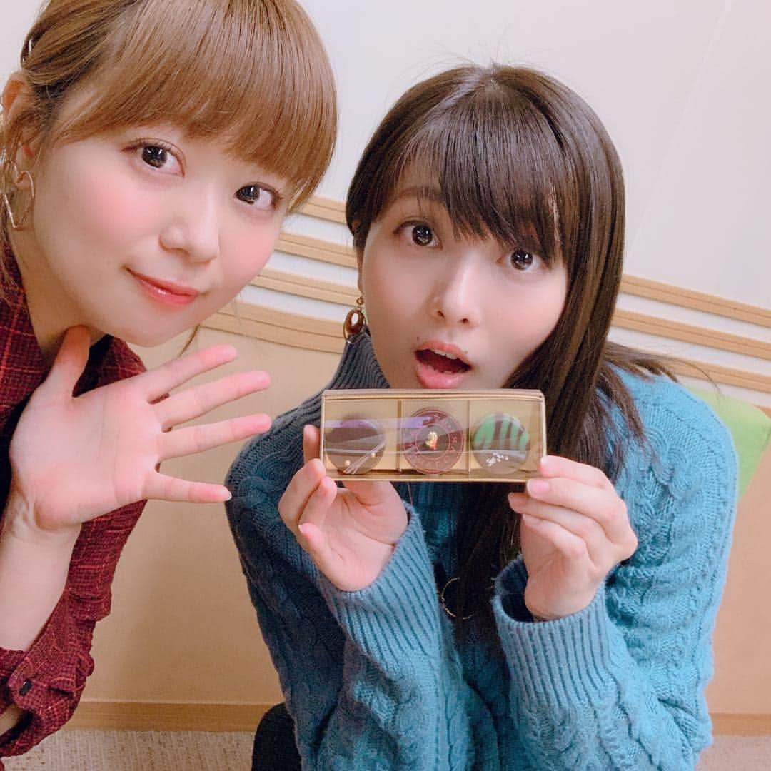 井口裕香さんのインスタグラム写真 - (井口裕香Instagram)「ハイ、皆さま！ ハッピーバレンタイン🙋🏻‍♀️💝（気が早い） 今夜23時から「こむちゃっとカウントダウン」ゲストは #南條愛乃 さん！ 深夜3時からの「トーキングすむすむ」ゲストは #沼倉愛美 さん〜！ バレンタイン間近ということで、スタッフさんが用意してくださった超高級チヨコレイト🍫を食べつつ、沼倉さんのNEW ALBUM「アイ」について色々お話聞かせていただきました💝 そして今月のTSAミニコーナーを担当してくれるのは、田部 祐理香さんと石田 滉輝くん！ お題は「バレンタイン告白台詞チャレンジ」フゥ〜😍💓！ 今夜も文化放送を聴いてくださいね〜〜(*｀∇´*)♪ #comcha #sumu #joqr  #文化放送 #radiko #radio #東京声優アカデミー #TSA #ニジスタ #こむちゃ #すむすむ #トースム」2月9日 21時13分 - ooo31_iguchiyuka_31ooo