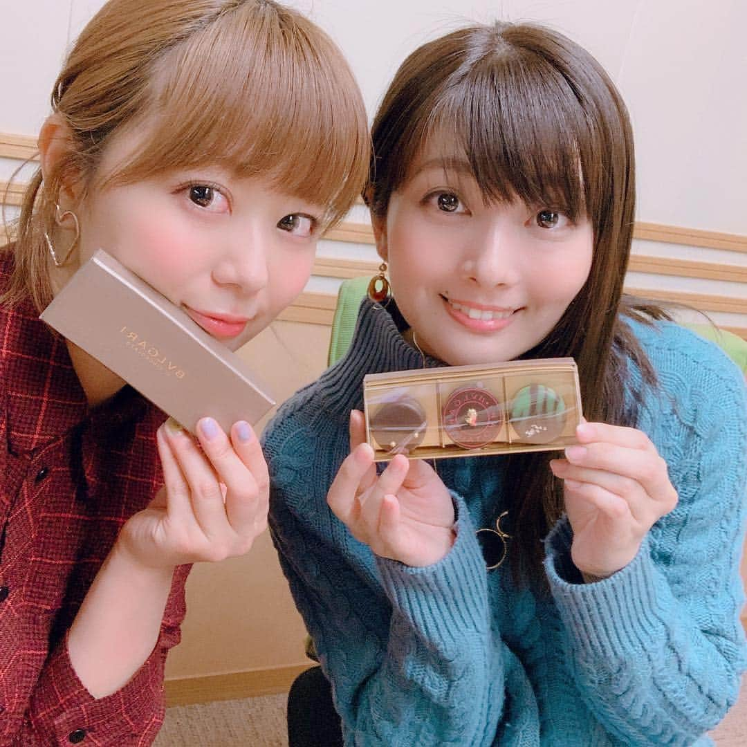 井口裕香さんのインスタグラム写真 - (井口裕香Instagram)「ハイ、皆さま！ ハッピーバレンタイン🙋🏻‍♀️💝（気が早い） 今夜23時から「こむちゃっとカウントダウン」ゲストは #南條愛乃 さん！ 深夜3時からの「トーキングすむすむ」ゲストは #沼倉愛美 さん〜！ バレンタイン間近ということで、スタッフさんが用意してくださった超高級チヨコレイト🍫を食べつつ、沼倉さんのNEW ALBUM「アイ」について色々お話聞かせていただきました💝 そして今月のTSAミニコーナーを担当してくれるのは、田部 祐理香さんと石田 滉輝くん！ お題は「バレンタイン告白台詞チャレンジ」フゥ〜😍💓！ 今夜も文化放送を聴いてくださいね〜〜(*｀∇´*)♪ #comcha #sumu #joqr  #文化放送 #radiko #radio #東京声優アカデミー #TSA #ニジスタ #こむちゃ #すむすむ #トースム」2月9日 21時13分 - ooo31_iguchiyuka_31ooo