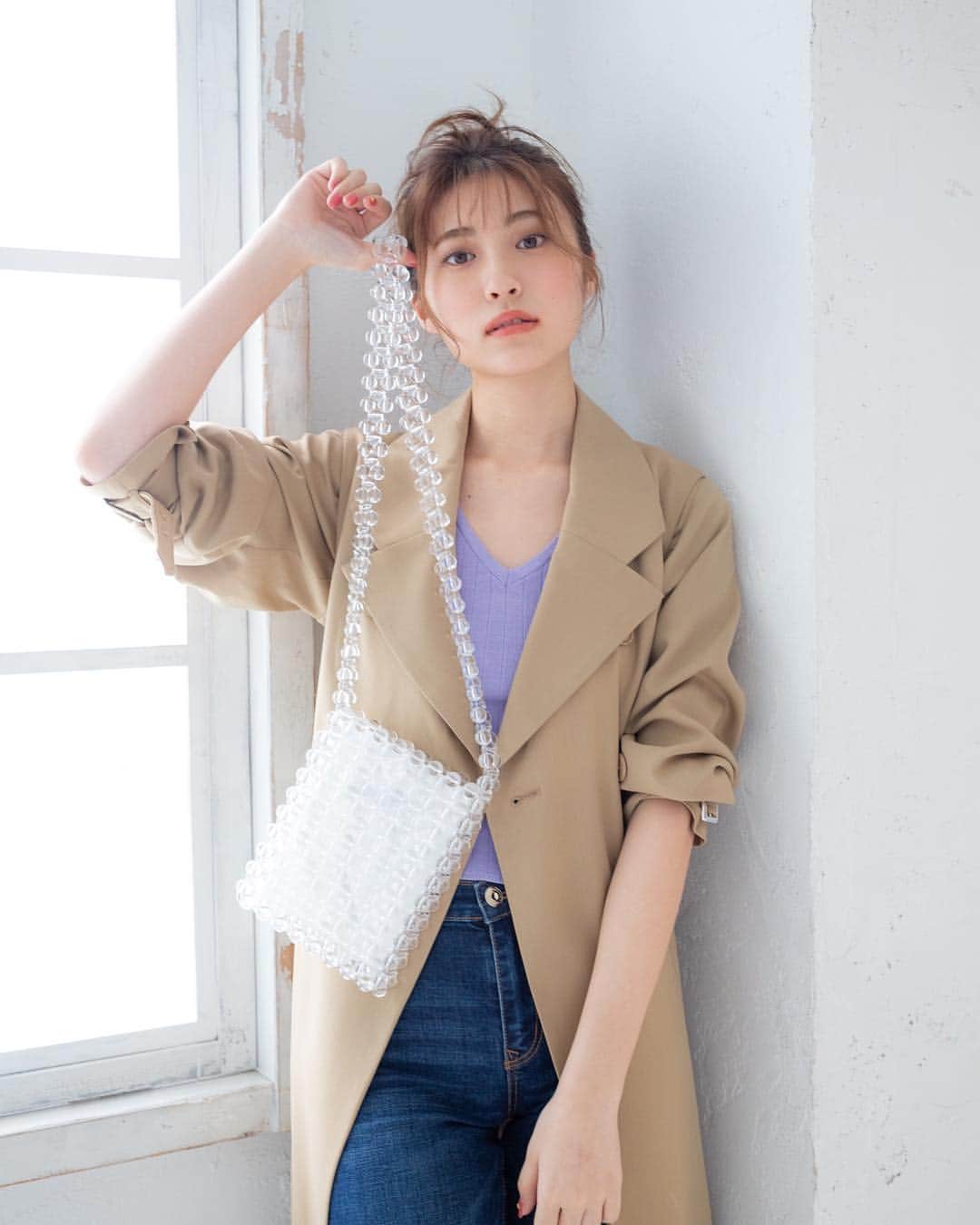 SMIRNASLI_officialのインスタグラム：「Clear beads shoulder . . まもなく入荷のビーズバッグ♡ コンパクトでこれひとつで 今年顔です！ . BlackとClearの2色展開❤︎🤔 . #サミールナスリ #smirnasli #バッグ #bag #春 #2019ss #トレンド #ビーズ #トレンド #ショルダーバッグ #ショルダー」