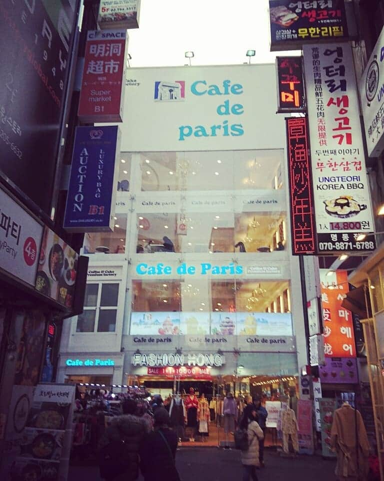 村田千鶴さんのインスタグラム写真 - (村田千鶴Instagram)「・ 『ようこそ！Cafe de parisへ』感がすごい . . #韓国旅行 #Korea #明洞 #カフェ #cafe #明洞カフェ #cafedeparis #レインボーケーキ #ストロベリーボンボン . . #甘いスイーツ #値段は甘くない😣」2月9日 21時10分 - muratachizuru