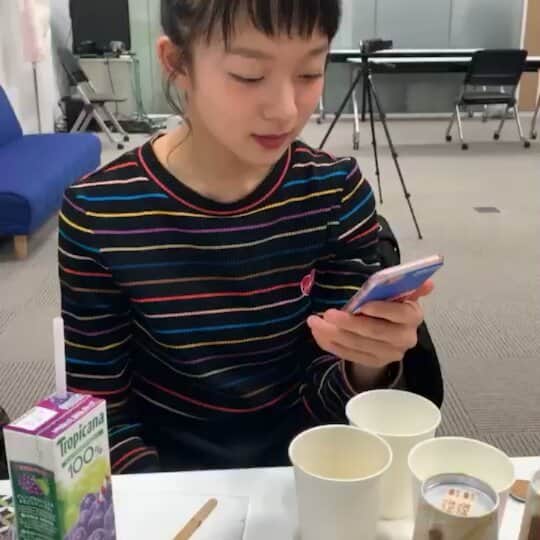 宇井優良梨のインスタグラム：「٩( ᐛ )و お昼休憩中に韓国語を練習してました😂(全然できてない笑笑) ・ ・ 韓国語難し〜〜😣😣 がんばろっと😎😎💜 ・ ・ うしろのヒロコ・・笑 ・ ・ #ピンクラテ #ピンクラテTV  #お昼休憩 #韓国語 #動画 #WEBモデル #宇井優良梨」
