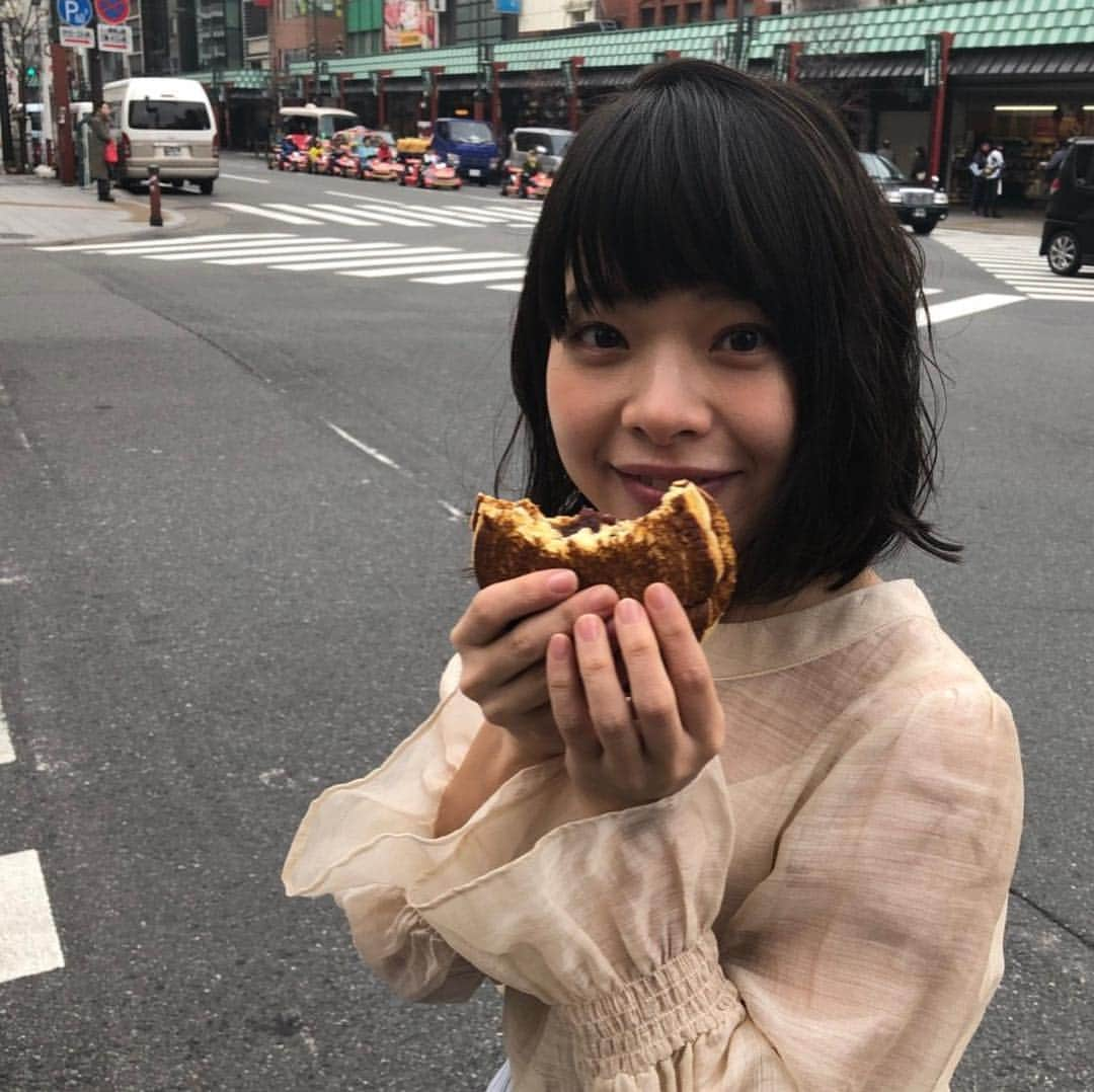 岸井ゆきのさんのインスタグラム写真 - (岸井ゆきのInstagram)「メンズノンノ 見てみてくださいね🍡🍘 浅草での撮影でした。 ASAKUSA大好きでついこないだも行きました💜😚 ほんとうに楽しいよね🎪  本日2/9（土）発売 「MEN'S NON-NO（メンズノンノ） ３月号」 特集「MEN'S NON-NO GIRLS BOOK 6 キミと、東京」 に登場しています。 #愛がなんだ #名探偵明智小五郎 #まんぷく」2月9日 21時36分 - yukino_kishii