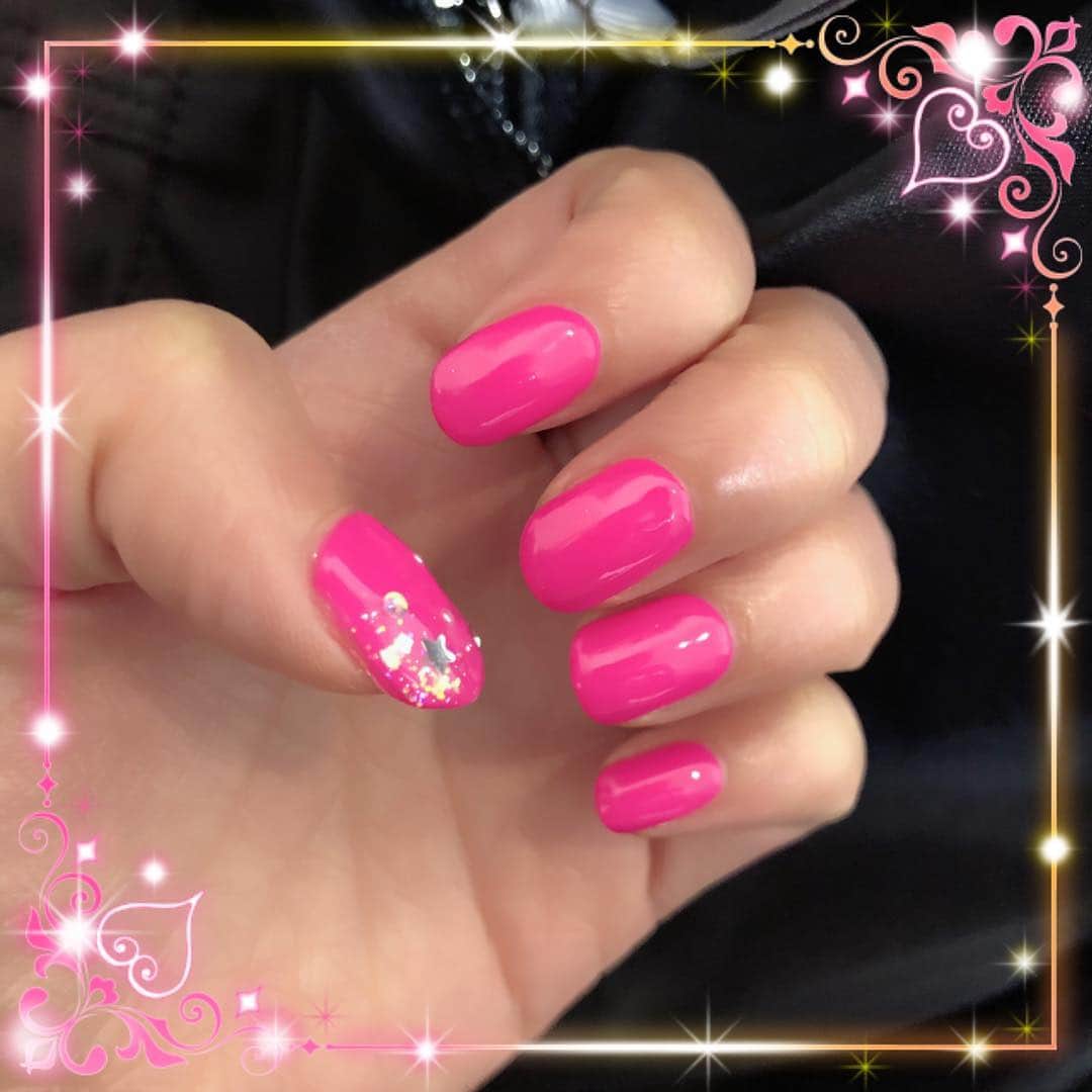 成瀬瑛美のインスタグラム：「時間無かったから今回はTHE＊スーパーシンプルネイル！💅💓✨だっけどキラキラお星様が綺麗で気に入った予感だYO(ノ∀`*)!🌟✨ しっかしお手手がさむいよ...( *´∀`*)❄️✋毎日everyday末端冷え性だねえ！ｗでも空気が澄んでてよき冬さ🌃☆ みんなも体調とかにはしっかり気をつけてこの季節を乗り切ってね(ノ∀`*)！💖✨ #einail #pink #star #えいみとwinter2019」