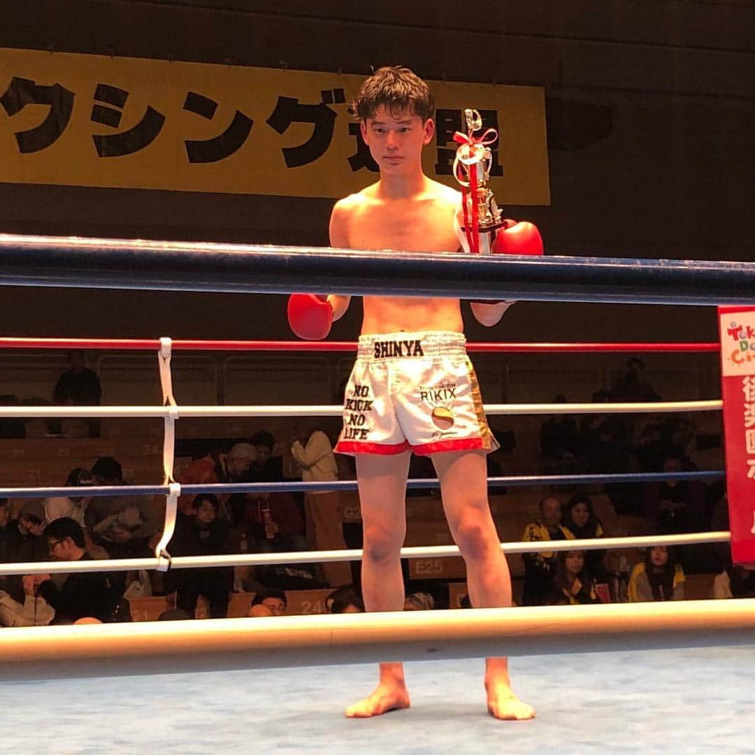 藤野伸哉のインスタグラム：「試合判定勝利することできました！  応援ありがとうございました！ キツイ試合だったので会場での声援がとても力になりました。 応援のメッセージ下さった方もありがとうございました。  まだまだ未熟な部分たくさんあるのですが、また応援してもらえたら嬉しいです。  2枚目はサポートしてくれた後輩の有吾と楓と。  #RIKIX #NKB #キックボクシング」