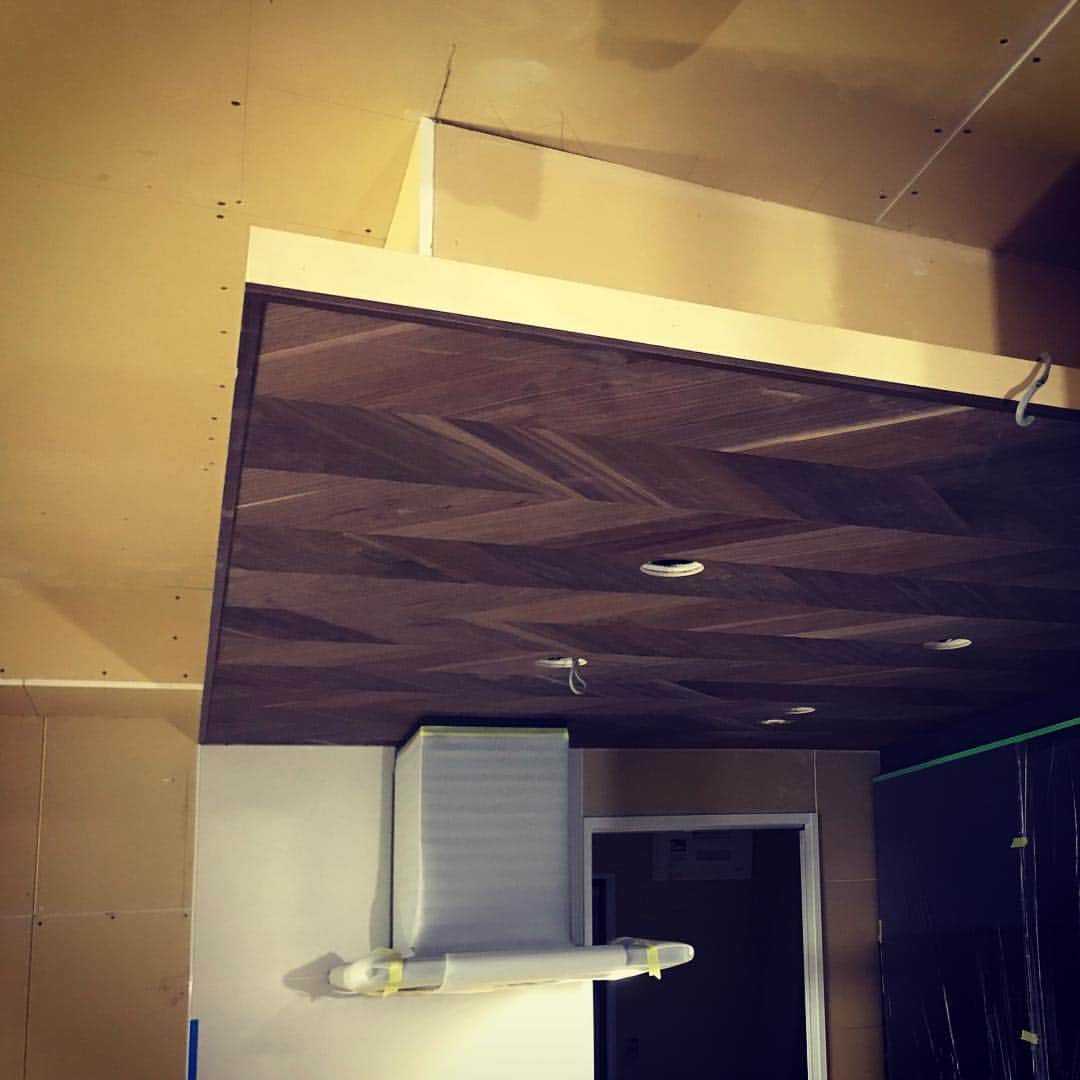 LABOdezaoさんのインスタグラム写真 - (LABOdezaoInstagram)「天井の凹凸を整理しながら、のマンションのLDKリノベ。キッチンの下り天井にウォルナットヘリンボン柄突き板を。ホンモノならではの質感と色合い。存在感は流石です。 ＊デザオ建設のリフォーム、詳しい情報はこちらからどうぞ → @labodezao #ライフスタイルリノベーション #マンションリノベ #マンションリノベーション #デザオ建設 #デザオ #DEZAO  #DsLABO #京都#戸建リノベーション #リノベーション #リフォーム  #注文住宅 #マイホーム  #家 #住宅 #建築 #暮らし #マイホーム計画 #インテリア #デザイン #家づくり #木の家#和風モダン  # #LDK #突き板化粧板  #ヘリンボン  #キッチン下がり天井 上階の排水などが集まりあげることができない下がり天井を、お部屋のアクセントに。 #間接照明」2月10日 0時46分 - dezaoreform