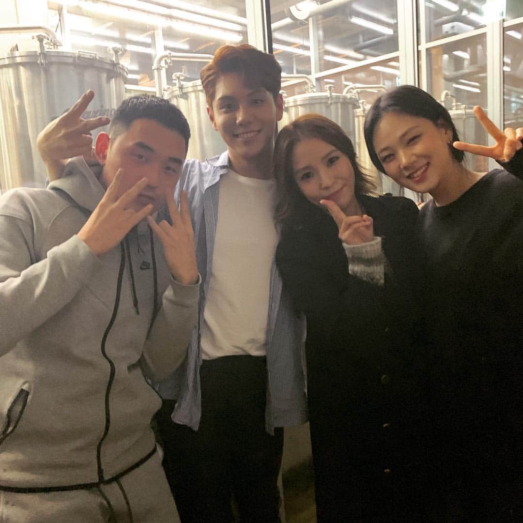 BoAのインスタグラム：「고마운 우리 친구들! 어디에서나 언제나 응원할게! 영원한 #더팬」
