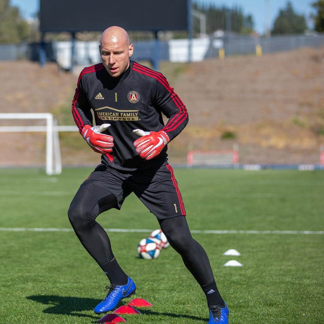 ブラッド・グザンのインスタグラム：「Preseason work! 🌞⚽️ @atlutd」