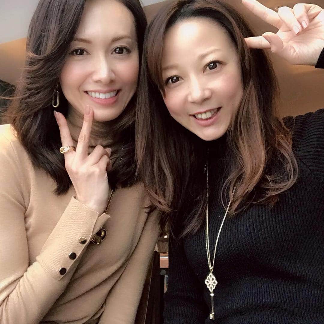 のインスタグラム：「・ ・ ・ 昨日は志保ちゃんと汐留の景色を見ながらお肉ランチ♡ ・ ・ バレンタインが近いからと、チョコをもらっちゃいました(๑˃̵ᴗ˂̵) ・ ・ ありがとう♡ ・ ・ ・ #駒田奈美 #オスカープロモーション #モデル #美魔女 #汐留 #ランチ #ステーキ #バレンタイン #チョコ #友達 #アラフォー」