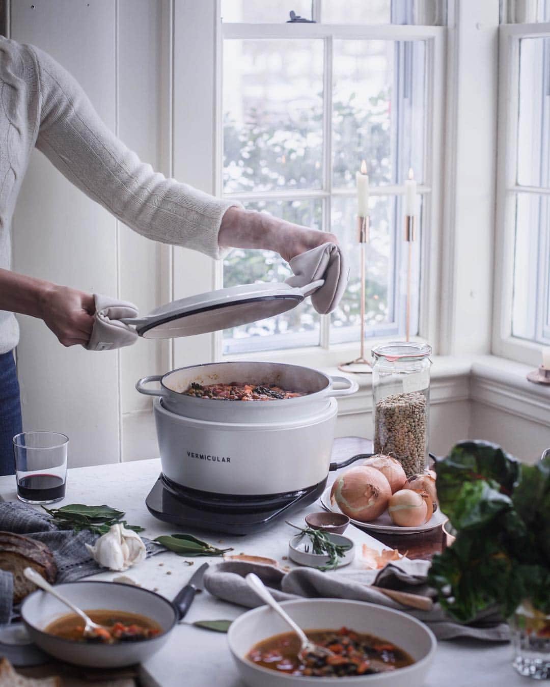 Krissyのインスタグラム：「the last weeks of subzero temperatures have meant days of apple wood fires, chilly trips to the barn & innumerable soups on the menu - essential foods for dead of winter days. We’ve been putting our  @vermicular_global Musui-Kamado pot  through its paces & I really couldn’t love this little pot any more!  Its something of a life-saver (or dinner saver) with a baby in tow. The favorite has been an easy but hearty lentil soup, more or less on rotation (I’ll post the recipe to stories) and fried eggs over rice (the  Musui-Kamado does rice so perfectly) .  Now I’ve my eye on making a chocolate sponge cake in the the Musui-Kamado because chocolate sponge falls into the category of appropriate below freezing temperature foods and, Valentine’s Day .  Its been an invaluable addition to our kitchen and Im loving that I can pop everything into the pot, lid on, set the timer & walk away. As a new mamma, I’m learning that these sorts of things are invaluable .  Head to stories for the lentil soup recipe, a good something to make for Monday dinner. I’ll list the ingredients needed below . . . Ingredients list : 1 yellow onion 3 cloves garlic  2 fresh bay leaves  8/10 fresh thyme sprigs  3 Tablespoons olive oil  1 Tablespoon cumin 3 carrots 1 cup green or brown lentils 1 bunch kale 4 cups stock 1 cup water  28oz can diced tomatoes (drained) . . . . #sponsored #vermicular #vermiculture #momentslikethese #onthetable #everydayproject #inmykitchen #thefeedfeed #lentilsoup #meatlessmonday #kitcheninspo #embracingtheseasons #simplejoys #todayslovely #theeverydayproject #postitfortheaesthetics #livethelittlethings #seekthesimplicity #artofslowliving #myeverydaymagic #embracingaslowerlife」