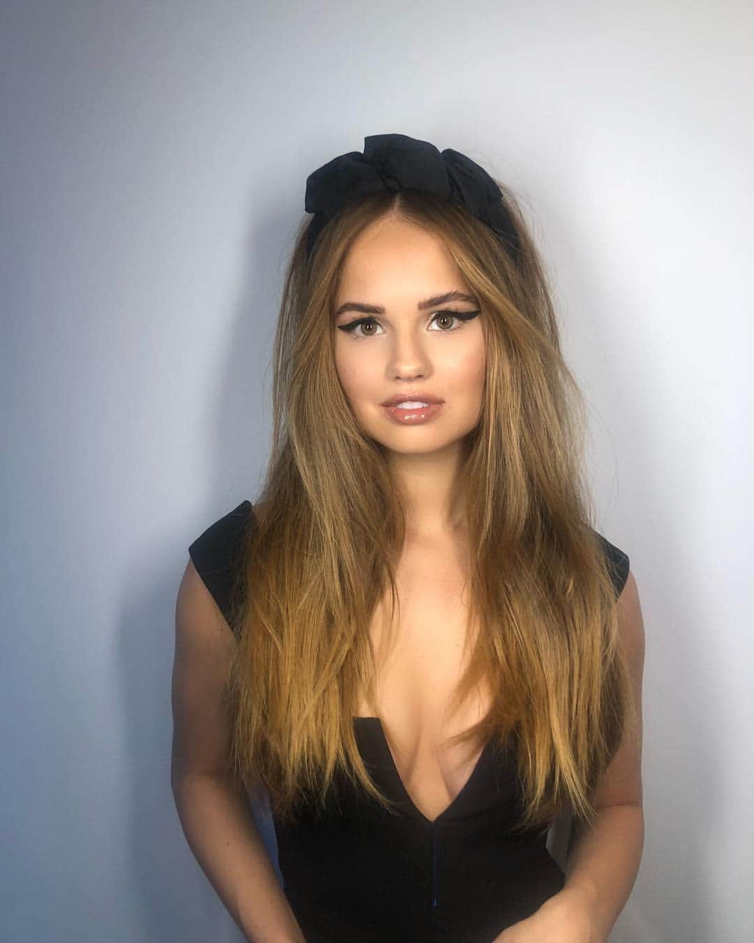 のインスタグラム：「did I or did I not say Year Of The Headband. Feathery brows and glossy nude lips and that graphic eye ➡️ like you got a geometric wing that go all the way out and around and don’t stop」