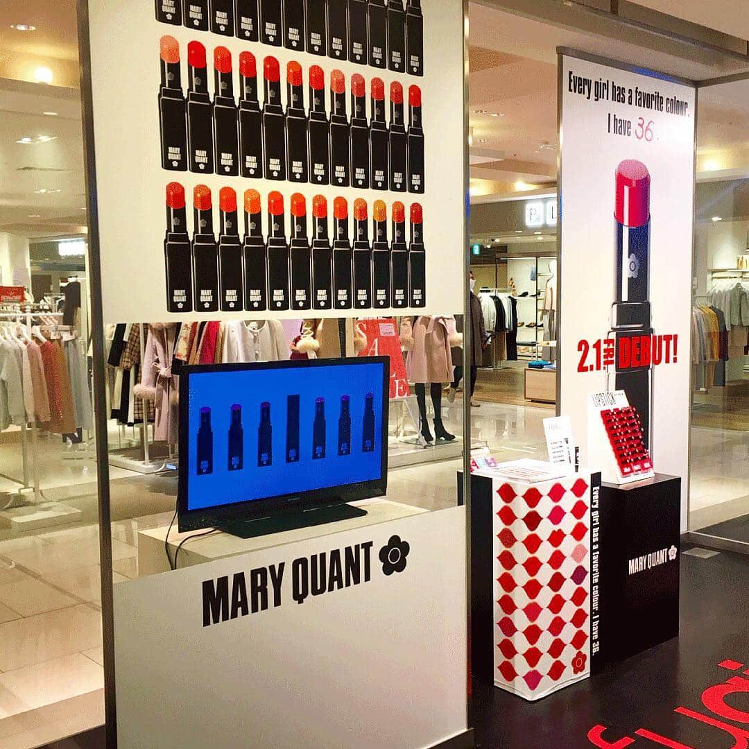 MARY QUANT officialさんのインスタグラム写真 - (MARY QUANT officialInstagram)「【大丸梅田店にて、新リップスティック発売イベント実施！】 - 2/1に発売された全36色の新リップスティックや春の新色からお客様のご希望に合わせた春のメークアップをご提案いたします - コスメ税込5,400円以上お買い上げいただくと ポーチをプレゼント！  期間： 2/9・10・11の3日間 10：00-21：00 *11日のみ20：30まで - 場所： 大丸梅田店5F うふふガールズ　ヤングレディスファッションフロア南エスカレーター前　フォーカススポット  お近くにお越しの際は、ぜひお立ち寄りくださいませ  #MARYQUANT #MQイベント #新リップスティック #リップ #リップスティック #リップイベント #大丸梅田 #春メーク」2月10日 10時13分 - maryquant_official