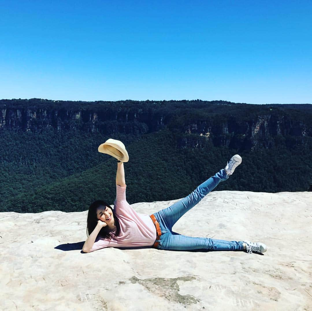 芦田桂子さんのインスタグラム写真 - (芦田桂子Instagram)「I'm free 🕊⛰ ✴︎ #lincolnsrock  #bluemountains  #sydney  #freedom #refresh  #relax #scary  #eucalyptus  #blue  #sky  #世界遺産  #地球の声  #崖っぷち  #最高  #気持ちいい🌿  #ashidakeiko」2月10日 11時03分 - keiko_ashida