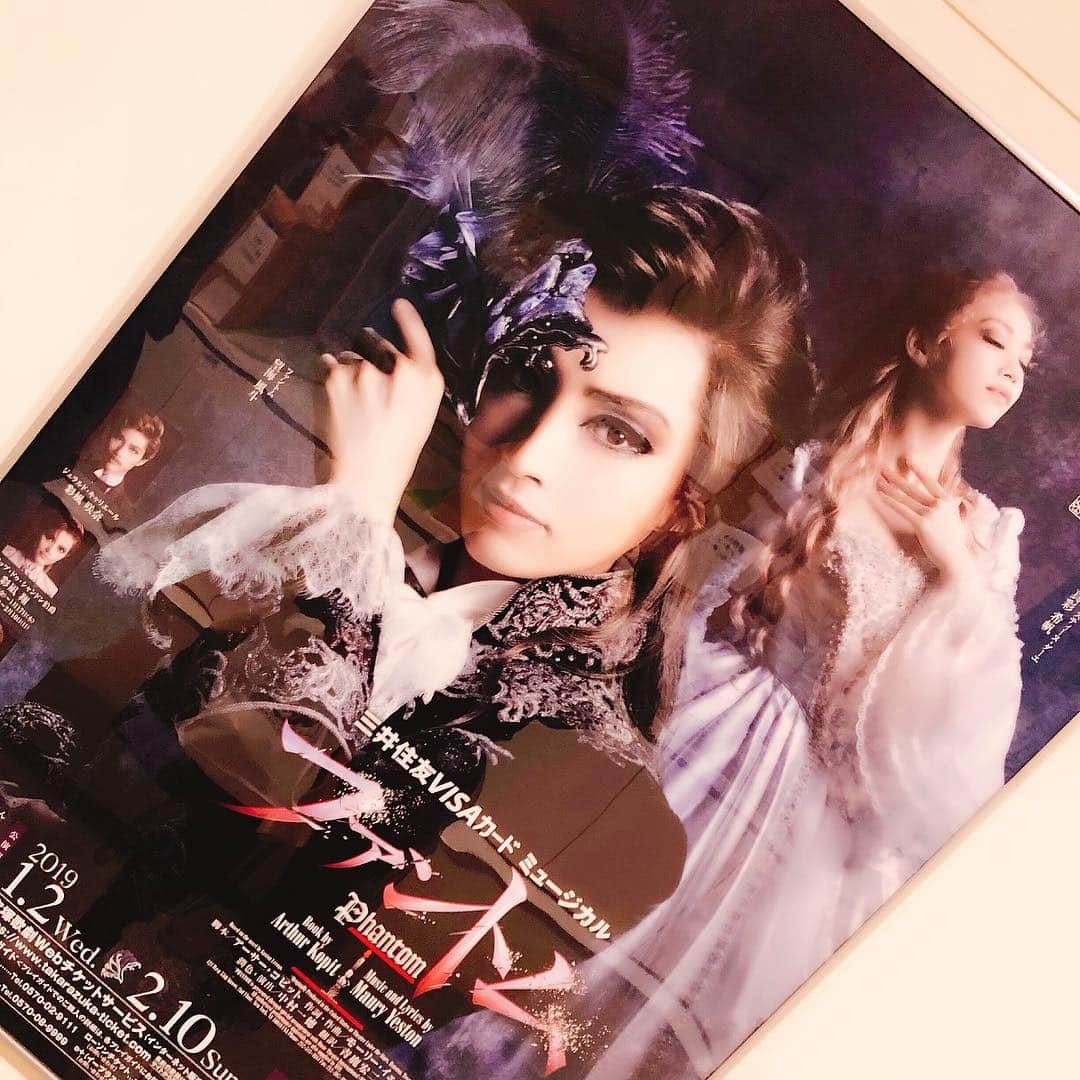 貴千碧のインスタグラム：「なぜ今回この「#ファントム 」がこんな多くの方に愛され、賞賛され、#望海風斗 さんという方が皆様から#憧憬 されるのか、拝見してとってもよく分かりました。「フィルター」を1枚作ってから「男役」を演じられる方が多い中で#だいもん さんはダイレクトに「エリック」でした。それが観ている方々の心に感動と共感を生むのだなと。だいもんさんはいつも本当に人にも舞台にも誠実で、全てが本当に素晴らしい方です。 やはり舞台というものは「その方」が出る場所なんだなとあらためて実感しました。  そして楽しみにしていたもう一つ…あーさー(#朝美絢 )に会うこと😆 フィナーレのアーサーを観ながら…この方の華やかさは無敵だなと思ったよ🤩✨ 楽屋の可愛いあーさも舞台のイケメンあーさも退団して以来初めて観れた私は勝手に姉のような⁉️兄のような⁉️親のような⁉️😆そんな気持ちで心の底からエールを送ったのでありました。  #ファントム#ドンジュアン #望海風斗 さんの好きな役 楽屋での、のりえさん(#千風カレン さん)の「あやちゃん」呼びに萌えました😆 #透真かずき ちゃん #真那春人 ちゃん#煌羽レオ ちゃん#橘幸 ちゃん #教え子 の研一さんたち…久しぶりに色々話せて#舞台 でも#楽屋 でも#パワー充電  したぞー❣️ 皆様#ありがとう ございました😊」