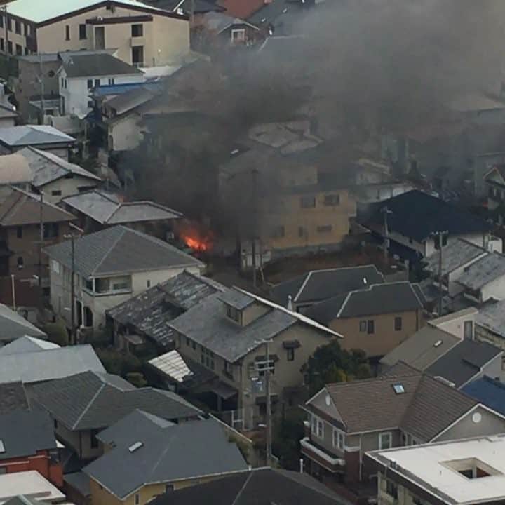 高羽そらのインスタグラム：「我が家のバルコニーから火事が見えてる！ 御影山手の住宅地だけれど、まだまだすごい炎が吹き出してる。 #火事 #神戸御影」