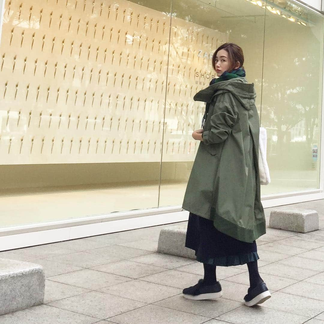 武藤京子さんのインスタグラム写真 - (武藤京子Instagram)「* 先日の服 * ストールの中の色を お洋服に持ってきました * ネイビーの ニットワンピースの下に グリーンのプリーツスカートを 重ね着しています * 全然見えてないけど😅 * #ootd  #コート #marechalterre #マルシャルテル  #ストール #joshuaellis #ジョシュアエリス @joshuaelliscashmere  #ニットワンピース #nostalgiajp #ノスタルジア  #プリーツスカート #un3d #アンスリード  #ムートンバッグ #gallardagalante #ガリャルダガランテ  #ファースリッポン #daniellaandgemma #ダニエラアンドジェマ @daniella_and_gemma  #ブログ更新しました  #プロフィールにブログのリンク貼ってます」2月10日 21時15分 - kyokomuto0628