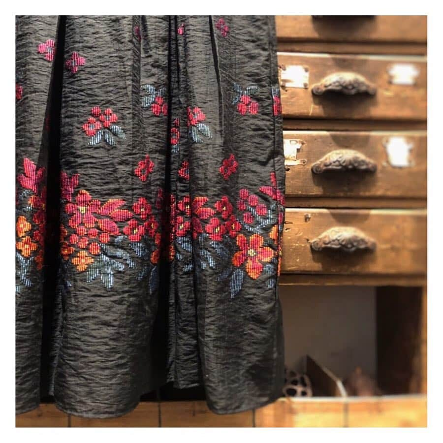 BEARDSLEY offcial instagramさんのインスタグラム写真 - (BEARDSLEY offcial instagramInstagram)「裾をゆらして。 . . . #beardsley #2019ss #skirt #jacquard #ビアズリー #スカート #ジャガード #桐生」2月10日 21時17分 - beardsley.pr