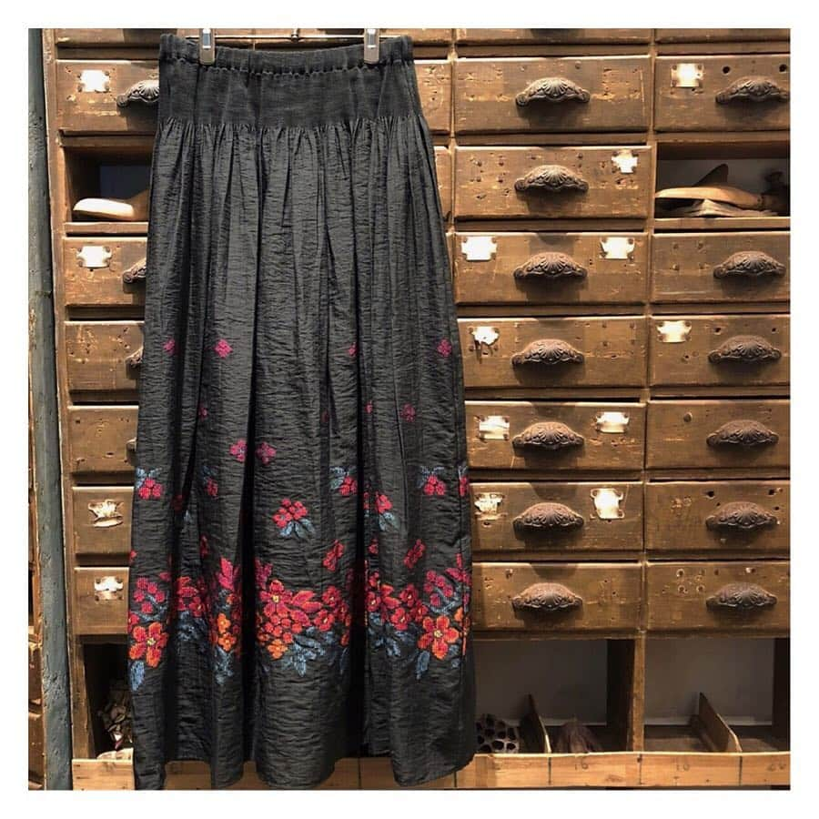 BEARDSLEY offcial instagramさんのインスタグラム写真 - (BEARDSLEY offcial instagramInstagram)「裾をゆらして。 . . . #beardsley #2019ss #skirt #jacquard #ビアズリー #スカート #ジャガード #桐生」2月10日 21時17分 - beardsley.pr