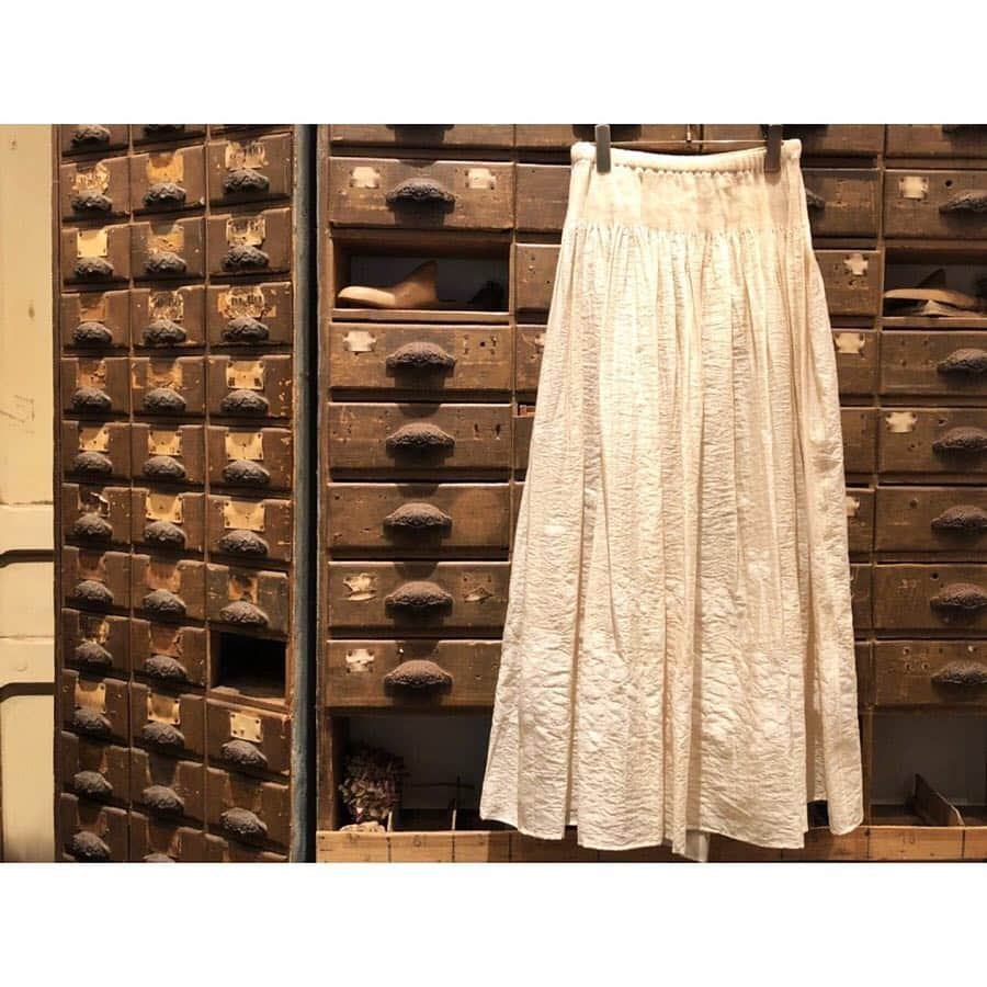 BEARDSLEY offcial instagramさんのインスタグラム写真 - (BEARDSLEY offcial instagramInstagram)「ivoryは淡い春の雰囲気。 . . . #beardsley #2019ss #skirt #jacquard #ビアズリー #スカート #ジャガード #桐生」2月10日 21時17分 - beardsley.pr