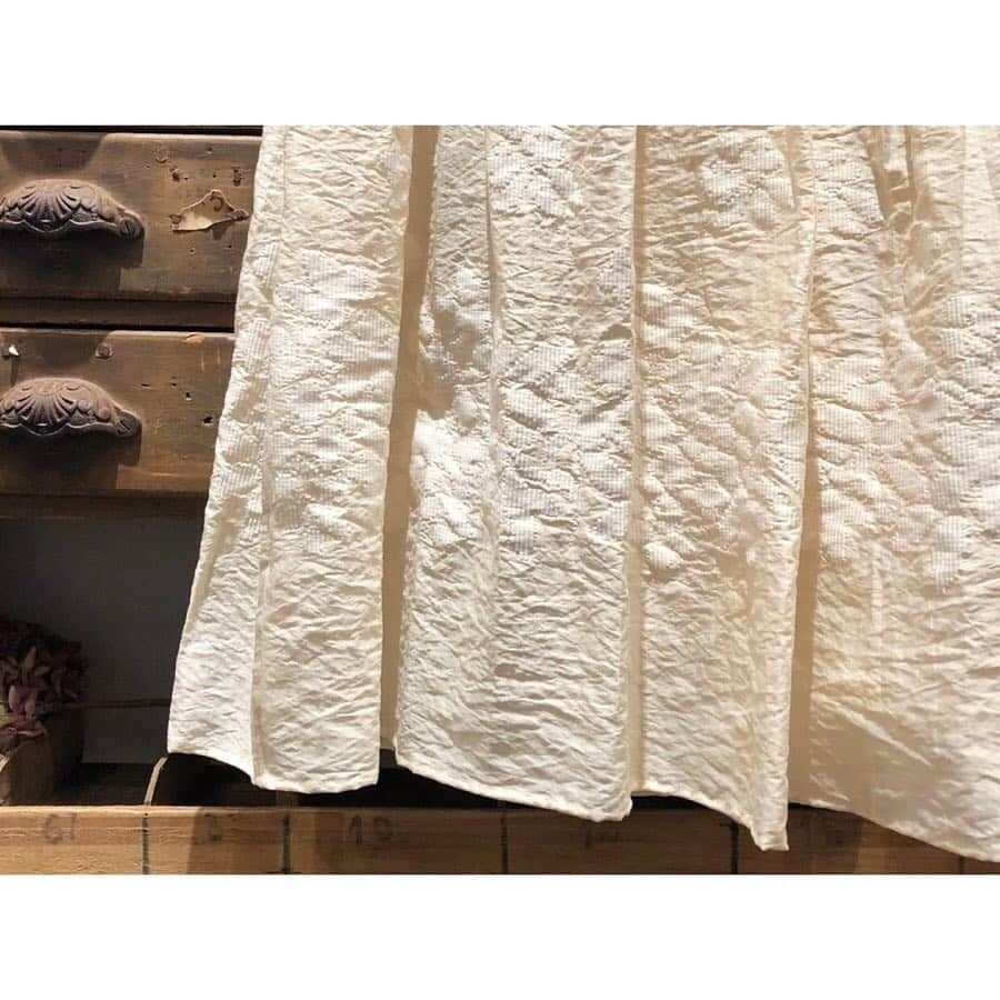 BEARDSLEY offcial instagramさんのインスタグラム写真 - (BEARDSLEY offcial instagramInstagram)「ivoryは淡い春の雰囲気。 . . . #beardsley #2019ss #skirt #jacquard #ビアズリー #スカート #ジャガード #桐生」2月10日 21時17分 - beardsley.pr