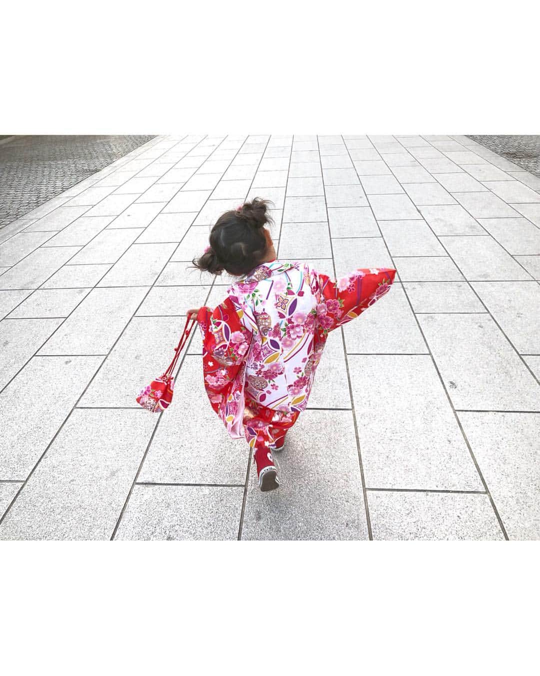 秋谷理恵さんのインスタグラム写真 - (秋谷理恵Instagram)「京都で娘の七五三のお詣りをしました。 . 生まれてから今まで元気に成長してくれてありがとう。 . . いつもたくさん笑わせてくれてありがとう。 . . たくさんの幸せをありがとう。 . . いつか私の手を離れる日がくるまで 一緒にいっぱい楽しいことして、いっぱい色々な所に行こう。 . . 娘の人生が"楽しい"で溢れますように✨ . . . . #京都 #七五三 #kyoto #3歳 #娘」2月10日 21時27分 - rieakiya