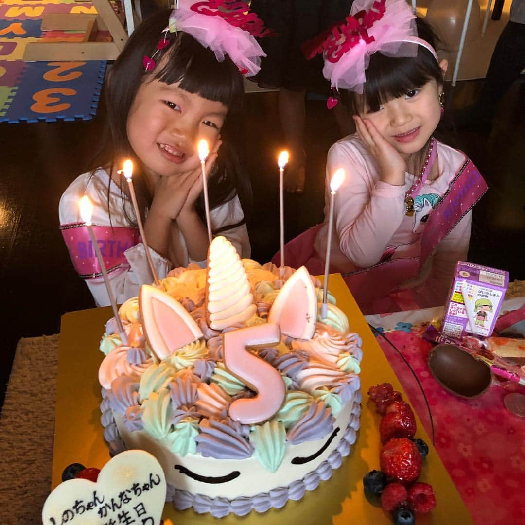 甘糟記子さんのインスタグラム写真 - (甘糟記子Instagram)「昨日の誕生日ケーキ！！ お友達が広尾のケーキ屋さんでユニコーンを予約してくれました(๑˃̵ᴗ˂̵) 可愛すぎる〜！！ しかもめっちゃ美味しい(≧∀≦) 2人はバースデーガールの洋服着てパチリ( ^ω^ )  これもロスでゲット！  女の子ってノリノリだから面白くて可愛い！！（笑）  大人用には私がカステラを焼いて(๑˃̵ᴗ˂̵) 楽しい1日でした！  本番はまだだけど、いささか誕生日終わった感（笑）  残り少ない4歳の姫をよく見ておこうっと(≧∀≦) #キャラクターケーキ#ユニコーンケーキ#ユニコーン#ユニコーン好き#誕生日#誕生日会#ホームパーティ#プリンセス#バースデーガール#4歳#5歳#もうすぐ誕生日#japanese #japanesefood #japanesestyle」2月10日 22時08分 - norihey924