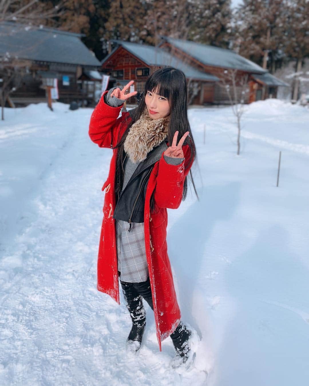 のインスタグラム：「長野日帰り遠征楽しかったー！！ . @kizakikocampsite さんありがとうございました！！ . . . #雪撮 #木崎湖 #長野 #木崎湖キャンプ場 #撮影会 #マシュマロ撮影会 #ootd #instafashion #fashonista #今日のコーデ #cod#codenate #赤コート #毛皮 #ドレス #黒髪ロング #selfie #selca #自撮り #movie #kizakiko #nagano #japan #japanesegirl #japantrip #撮影会モデル #モデル募集 #trip #旅行 #旅行コーデ」