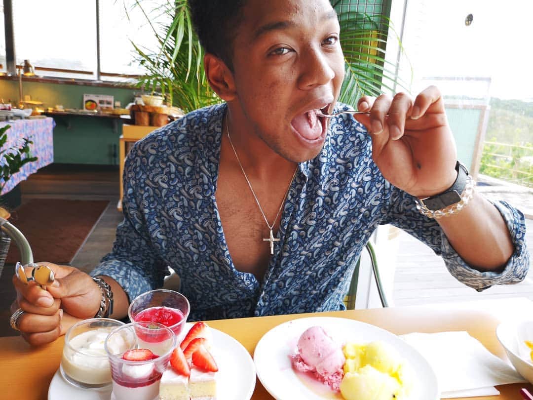 高梨雄平のインスタグラム：「本日のランチ デザートはオコエのわがままデザートプレート×2  #この後3人でデザートは食べました #無邪気な瞳 #シャツあけすぎ #松井があけました  #オコエ浄化完了」
