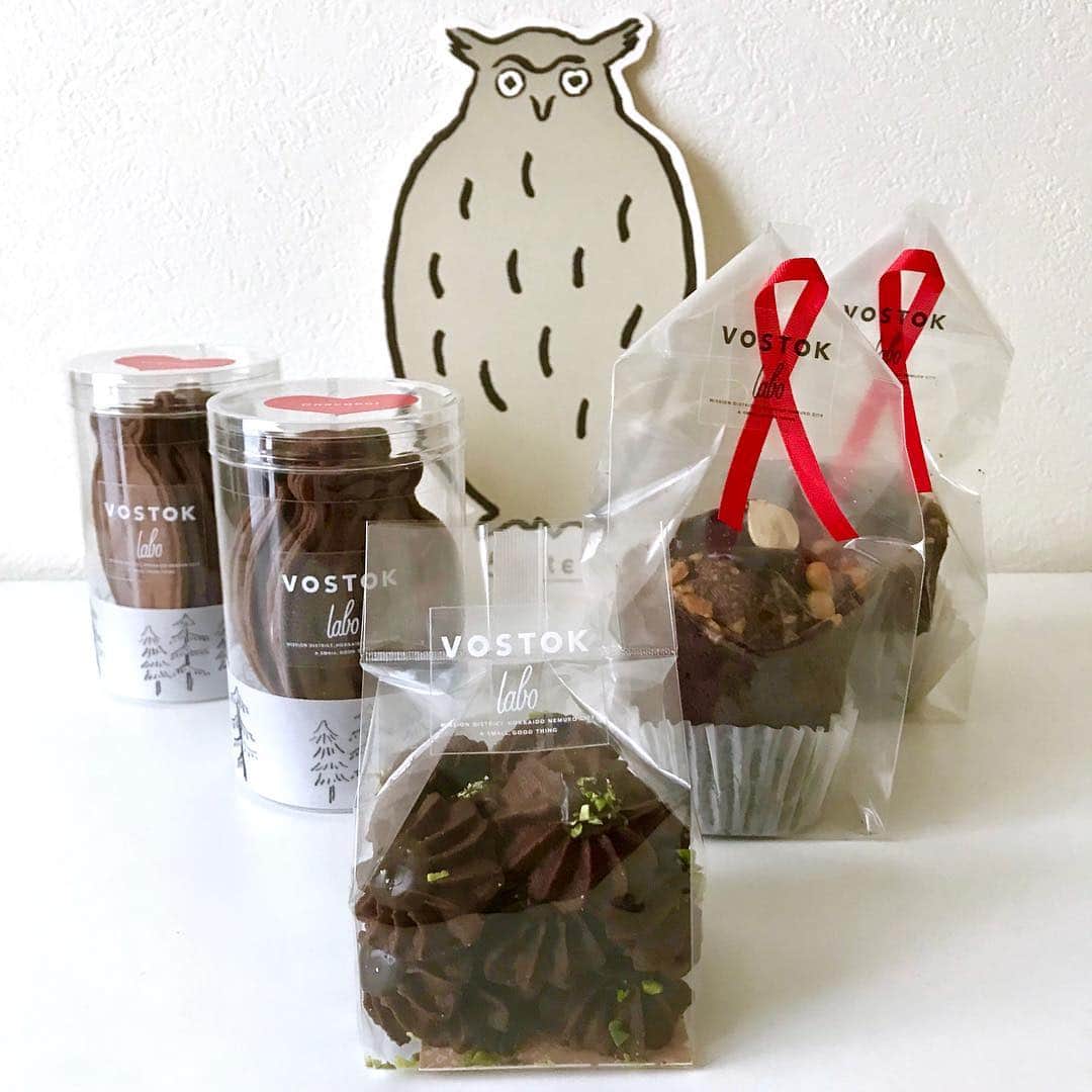 光野桃さんのインスタグラム写真 - (光野桃Instagram)「根室のVOSTOKlaboさんのバレンタインのお菓子が東京にも届いたとのことで買いに。黒々しちゃって少し写真ではわかりにくいですが、左はふくろうのココアサンド、右はチョコカップケーキ、真ん中はCHOCO TO(チョコット)という名の小さなクッキー。どれも甘さ控えめでチョコレートの味を楽しめる大人っぽい味わいで、焼菓子なのに後を引く美味しさです。「今年は自分のためにマイチョコする」という娘にもプレゼント。 千駄ヶ谷の  @gnff_store  にて。お電話で確認すると確実だと思います。  #vostoklabo #goodneighborsfinefoods」2月10日 14時05分 - mitsuno.momo