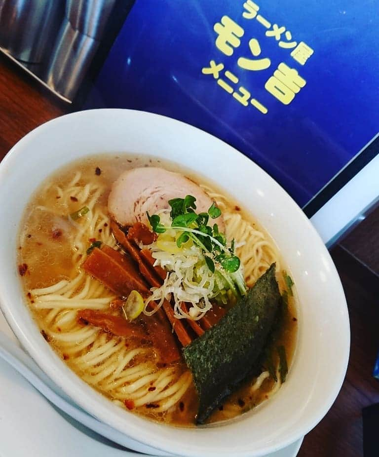 伊勢みずほさんのインスタグラム写真 - (伊勢みずほInstagram)「お昼は塩ラーメン。  #新潟市江南区横越 #モン吉 #ラーメン #拉麺 #塩ラーメン #自家製麺 #ランチ #お気に入り #店内 #aiko #だらけ #bgm も #aiko 店主のTシャツも #aiko #伊勢みずほ」2月10日 14時18分 - isemizuhoo