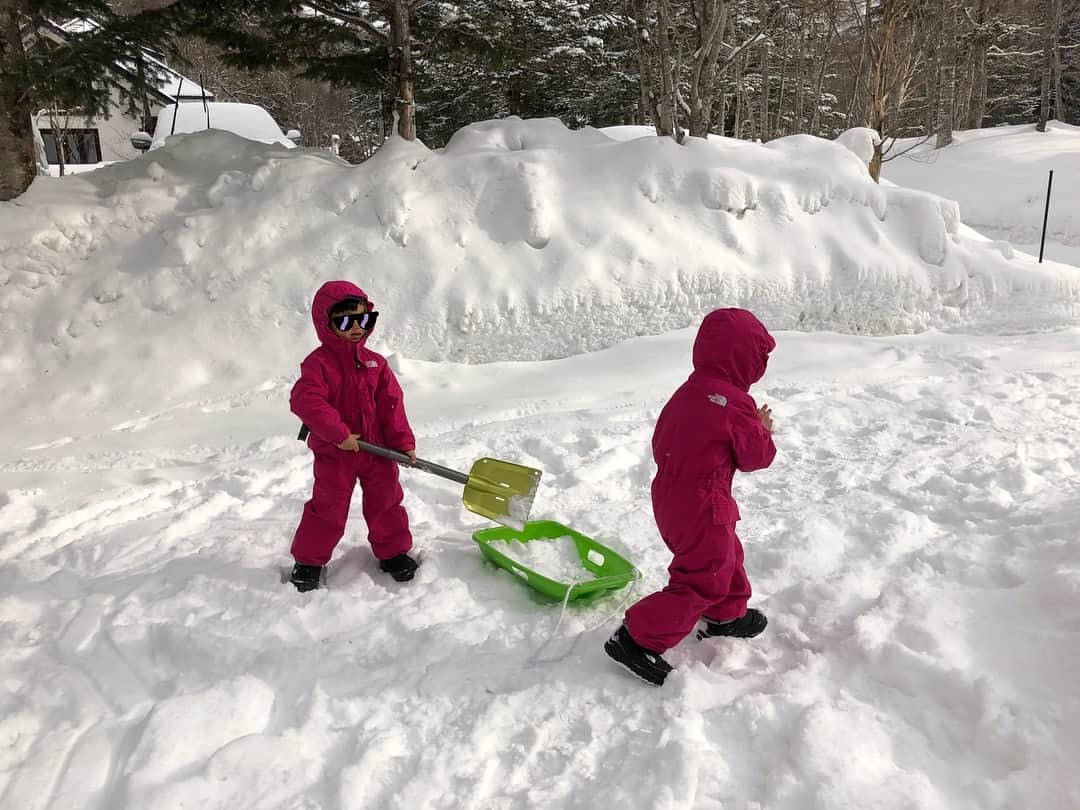 東原亜希さんのインスタグラム写真 - (東原亜希Instagram)「結局は駐車場の雪でも十分🐤🐤💓」2月10日 14時43分 - akihigashihara