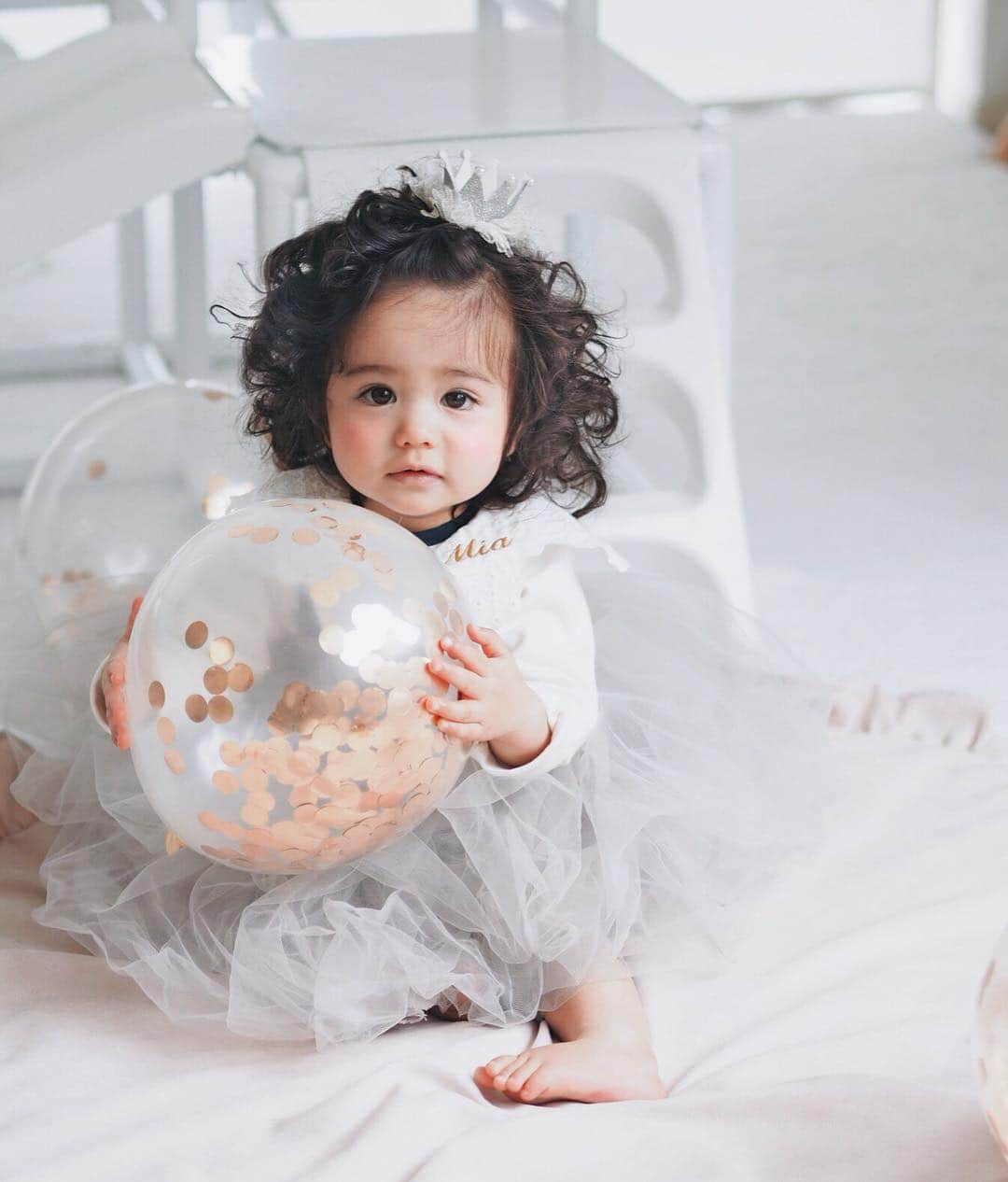 のインスタグラム：「My little princess👸♡ . . . 誕生日らしく くりくりヘアに😂💓 (貧乏パーマだけど🦱) . 会社のみなさんに出産祝いに頂いた @marlmarl_tokyo の名前入りスタイと チュチュワンピースでおめかし🙏✨ . なんとなく自分が主役のパーティだと分かっているようで 終始ご機嫌でした🥰 . ▶︎▶︎▶︎♡ . . #1歳誕生日 #1歳誕生日パーティ #生後12ヶ月#たれ眉 #赤ちゃんのいる暮らし #赤ちゃんのいる生活 #2月9日  #cunaselect #marlmarl #marlmarl_cd #miababyliving #miababyliving_month #miababyliving_hair」