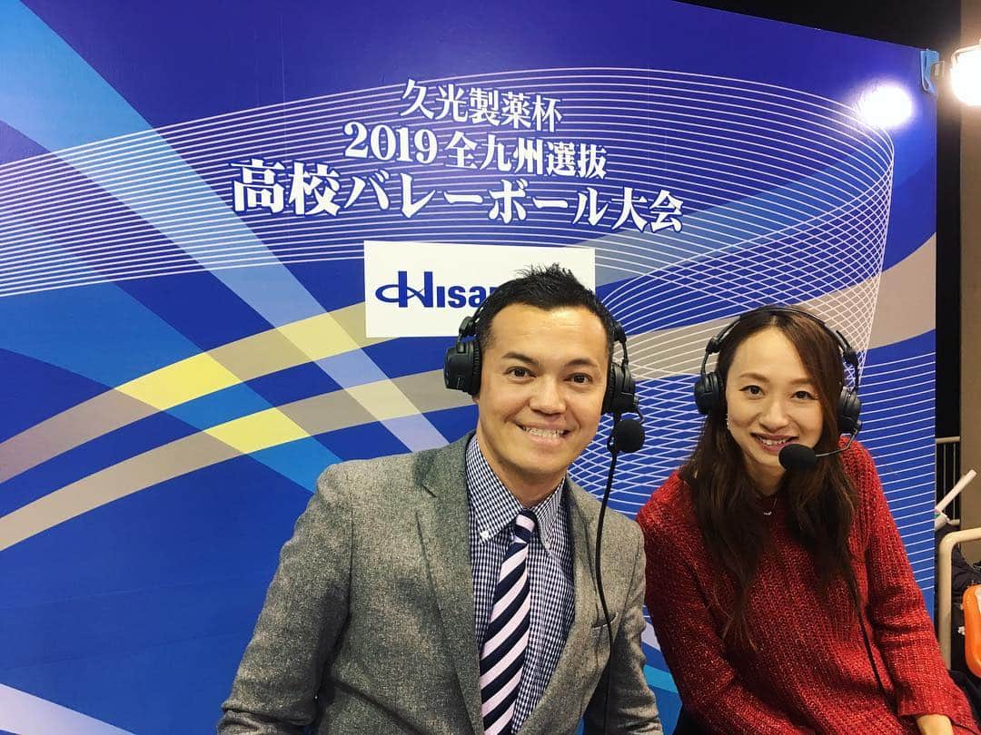 三好ジェームスのインスタグラム：「高校バレーの中継！  九州勢は、全国トップクラスの強豪揃い！  今年も解説は元日本代表の落合真理さんです！  このあと16時から九州各県のTBS系列で放送です。  #久光製薬杯#全九州選抜高校バレー#落合真理 #男女決勝#東九州龍谷#聖和女子学院＃鎮西#東福岡#都城」