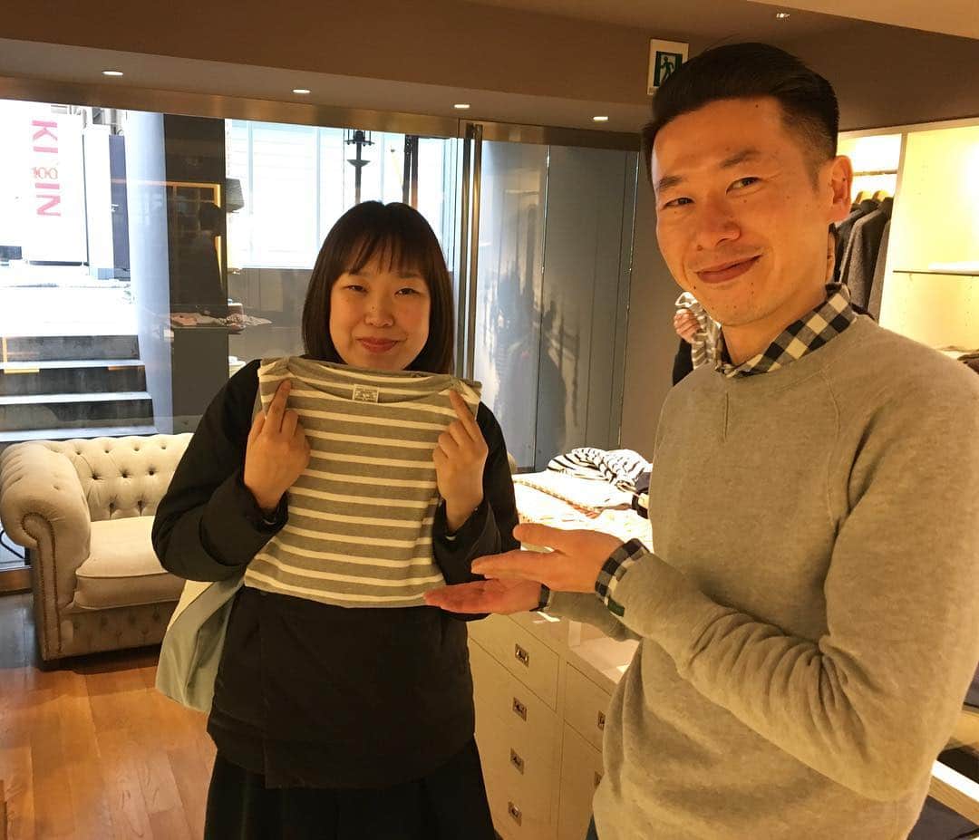 のインスタグラム：「. 【 #LWSnap 】 毎回、新入荷アイテムを早々に チェックして頂くKさん😊 今回はボーダーボートネックのグレーをチョイス❗️ いつもありがとうございます🙇🏻🙏🏼 She checked LW new item immediately! #loopwheeler #LWSENDAGAYA  #tsuriami #ループウィラー #ループウィラー千駄ヶ谷 #吊り編み #日本製スウェット #Madeinjapan #スウェット #パーカ #LWBASIC #LWコーデ」