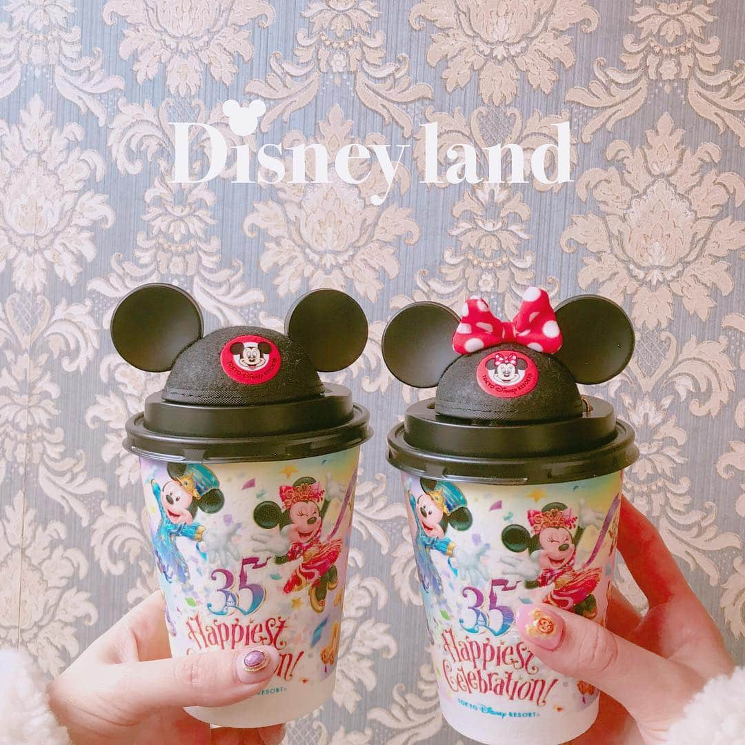 エリンコさんのインスタグラム写真 - (エリンコInstagram)「☕️💕 * * ホットドリンクにもイヤーハットのキーホルダー乗せたら スーパー可愛いくなった😍❣️❣️ カップもミッキーとミニー💘 * ディズニー着いてさっそくご飯とドリンク飲んだ🤭🥤 * #ディズニー#ディズニーランド#イヤーハット#イヤーハットアレンジ#disney#35th#ディズニーコーデ#drink#ディズニードリンク#インスタ映え#disneyland」2月10日 15時53分 - erinko0315