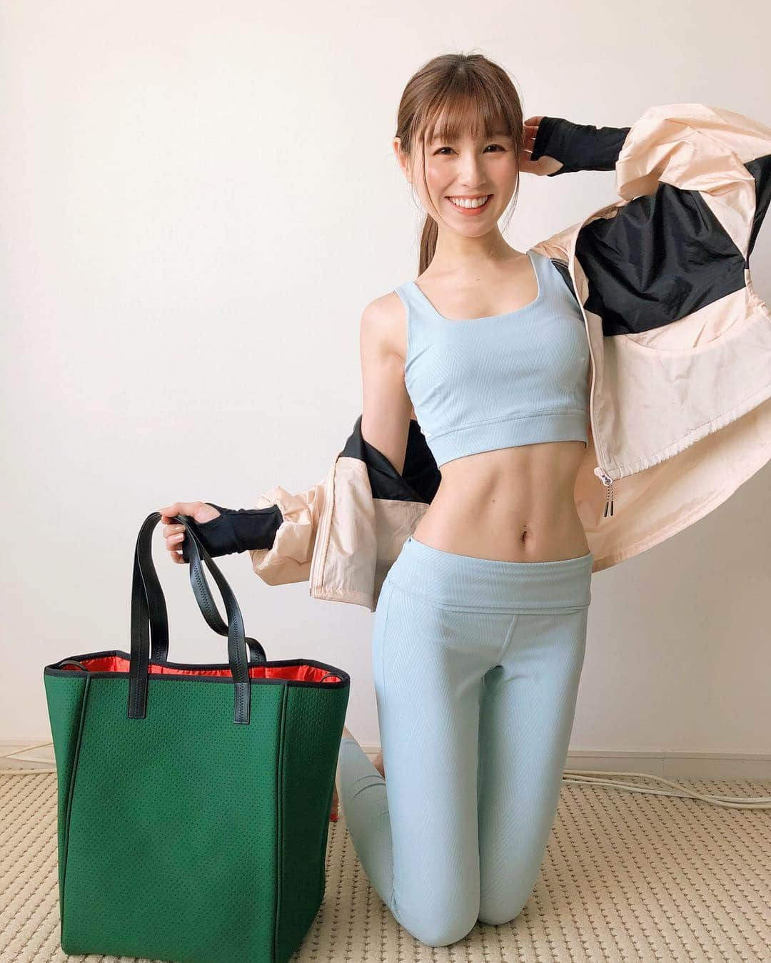 松中みなみさんのインスタグラム写真 - (松中みなみInstagram)「ジムBag💚🧡 ・ ・ くびれをさらに磨くべく 今年から色んなジム行ってみようと思って🙋‍♀️✨✨ ・ ジムバッグとして選んだこの @qbag_japan のピコンLバッグはね とにかく軽いし、じゃぶじゃぶ洗えるし、すぐ乾くし✨で、めちゃ便利😍 ・ かっこいいBagでテンション上げて ちゃんと続きますように🏃‍♀️！笑 ・ ・ 明日まで10%OFFで買えるので 気になった方はぜひストーリーから クーポンGETしてみてね🍓 ・ ・ ・ #qbag #ジムバッグ #picon #qparis #バッグ  #エクササイズ #くびれ #くびれ作り #宅トレ  #ウエスト #ウエスト痩せ #トレーニング  #ヨガウェア #emmi #シャカシャカ #asics  #トレーニング女子 #体幹トレーニング  #3枚目の動画はまだウエストしぼる前 🍀 #松中みなみ #ウエスト48cm」2月10日 16時03分 - minami_matsunaka